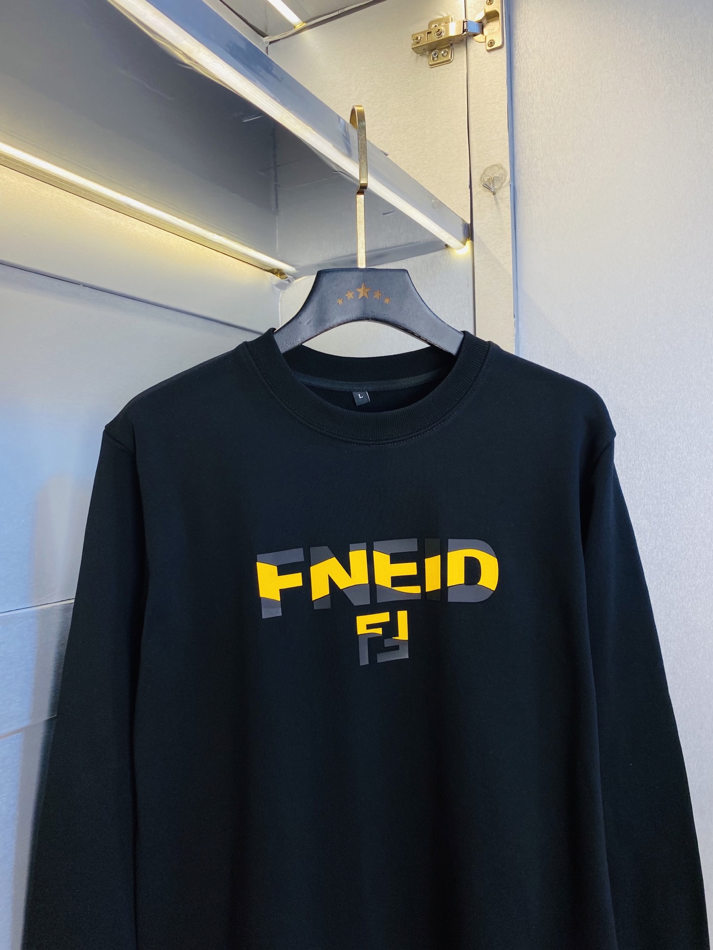 支持年后退换！ 双丝光棉！P220 官网款 可穿200斤🔥 芬迪Fendi 原单品质 注意内里不是毛圈⭕  内里丝光棉！黑色白色有加绒！需要加绒下单请备注！ 2025最新款 衣服男装卫衣T恤 精选专柜订制顶级🐥双丝光棉🐥进口面料 所有细节做工完美1比1复刻 还原正品百分百 原版五金 高端订制辅料 原厂原标 上身效果超赞！码数:M-4XL