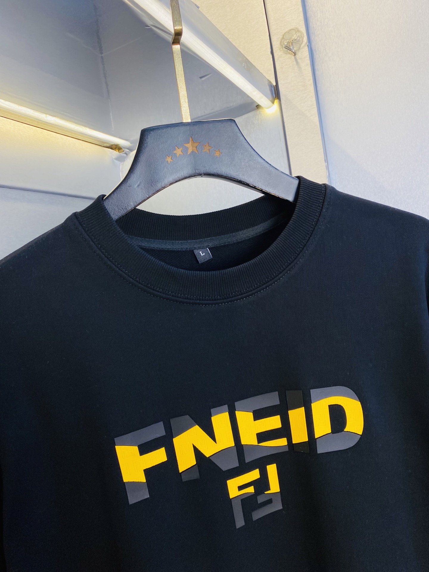 支持年后退换！ 双丝光棉！P220 官网款 可穿200斤🔥 芬迪Fendi 原单品质 注意内里不是毛圈⭕  内里丝光棉！黑色白色有加绒！需要加绒下单请备注！ 2025最新款 衣服男装卫衣T恤 精选专柜订制顶级🐥双丝光棉🐥进口面料 所有细节做工完美1比1复刻 还原正品百分百 原版五金 高端订制辅料 原厂原标 上身效果超赞！码数:M-4XL