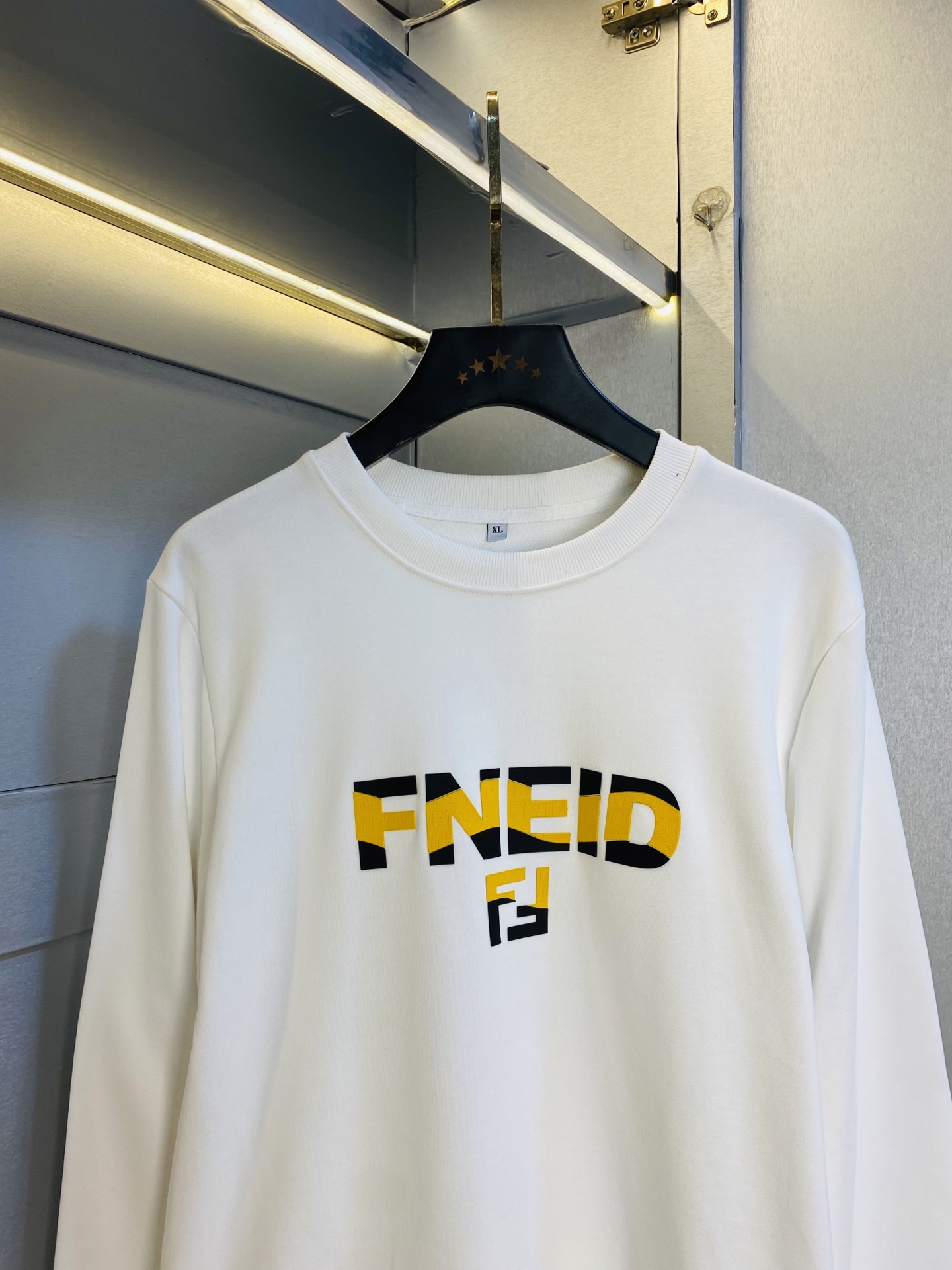 支持年后退换！ 双丝光棉！P220 官网款 可穿200斤🔥 芬迪Fendi 原单品质 注意内里不是毛圈⭕  内里丝光棉！黑色白色有加绒！需要加绒下单请备注！ 2025最新款 衣服男装卫衣T恤 精选专柜订制顶级🐥双丝光棉🐥进口面料 所有细节做工完美1比1复刻 还原正品百分百 原版五金 高端订制辅料 原厂原标 上身效果超赞！码数:M-4XL