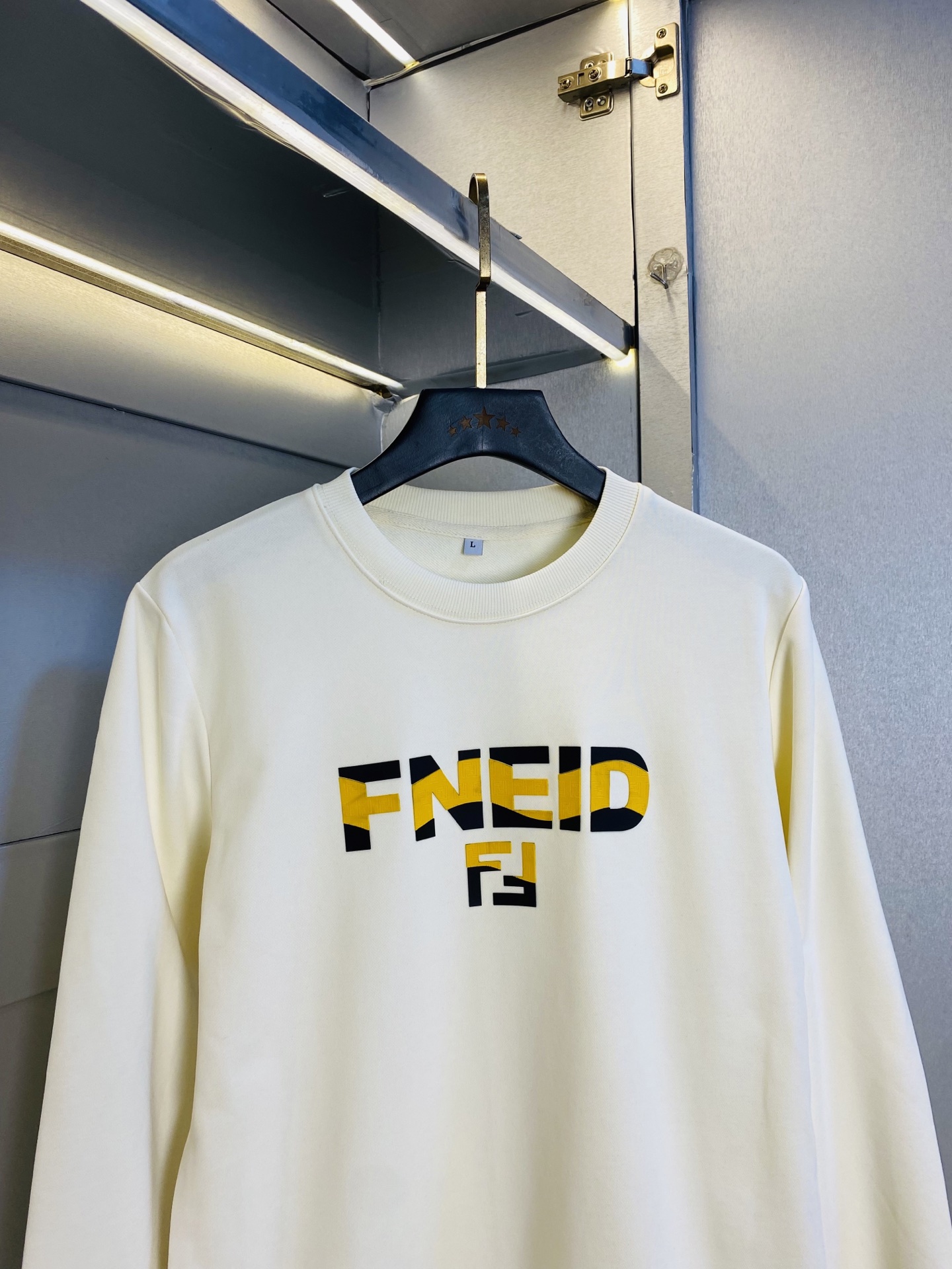 支持年后退换！ 双丝光棉！P220 官网款 可穿200斤🔥 芬迪Fendi 原单品质 注意内里不是毛圈⭕  内里丝光棉！黑色白色有加绒！需要加绒下单请备注！ 2025最新款 衣服男装卫衣T恤 精选专柜订制顶级🐥双丝光棉🐥进口面料 所有细节做工完美1比1复刻 还原正品百分百 原版五金 高端订制辅料 原厂原标 上身效果超赞！码数:M-4XL