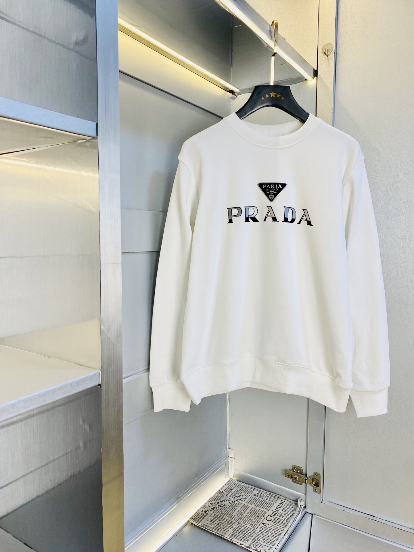 NO:596683,Double mercerized cotton!  The official website model can be worn up to 200 pounds. Prada. Original quality. Please note that the lining is not terry. The lining is mercerized cotton!  Three complete standards, the latest men's sweatshirts, T-shirts, selected counters and customized top-grade double mercerized cotton imported fabrics. All details are perfectly crafted and reproduced 1:1 to restore 100% authenticity. Original hardware. High-end customized accessories. Original factory original labels. The upper body effect is amazing!  Size: M-4XL,,prada,prada,hoodie,sweatshirts,tees,t-shirt,alexander wang19860909双丝光棉！ 官网款 可穿200斤 普拉达Prada 原单品质 注意内里不是毛圈 内里丝光棉！三标齐全 最新款 衣服男装卫衣T恤 精选专柜订制顶级双丝光棉进口面料 所有细节做工完美1比1复刻 还原正品百分百 原版五金 高端订制辅料 原厂原标 上身效果超赞！码数:M-4XL,,prada,prada,hoodie,sweatshirts,tees，t-shirt,alexander wang,Men's clothing