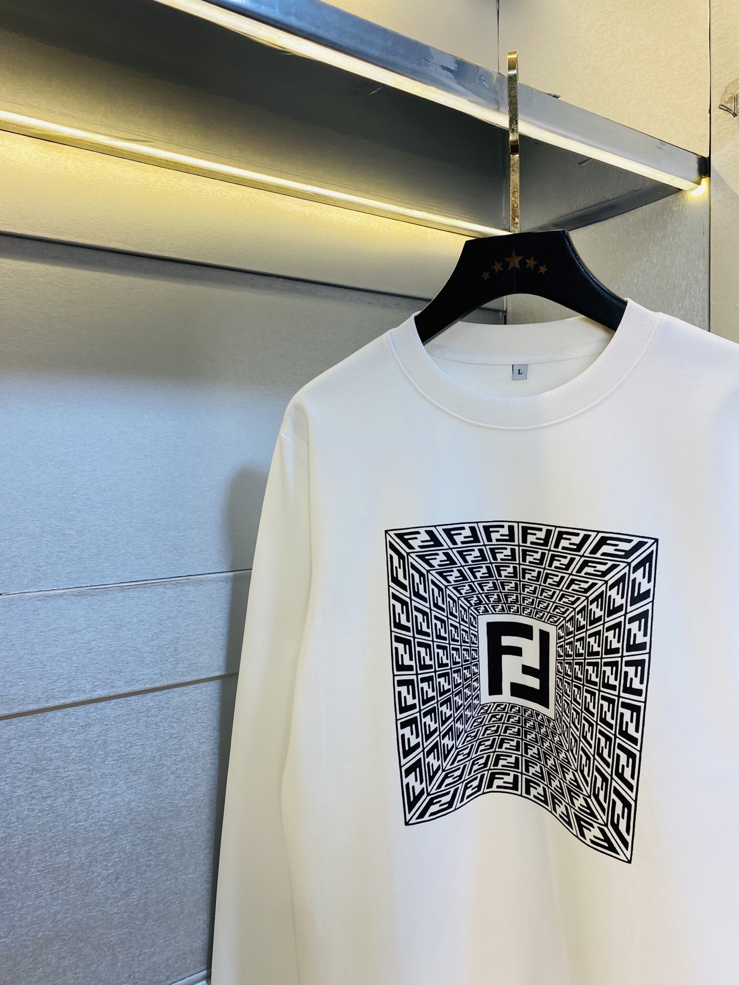 支持年后退换！ 双丝光棉！P220 官网款 可穿200斤🔥 芬迪Fendi 原单品质 注意内里不是毛圈⭕  内里丝光棉！黑色白色有加绒！需要加绒下单请备注！ 2025最新款 衣服男装卫衣T恤 精选专柜订制顶级🐥双丝光棉🐥进口面料 所有细节做工完美1比1复刻 还原正品百分百 原版五金 高端订制辅料 原厂原标 上身效果超赞！码数:M-4XL