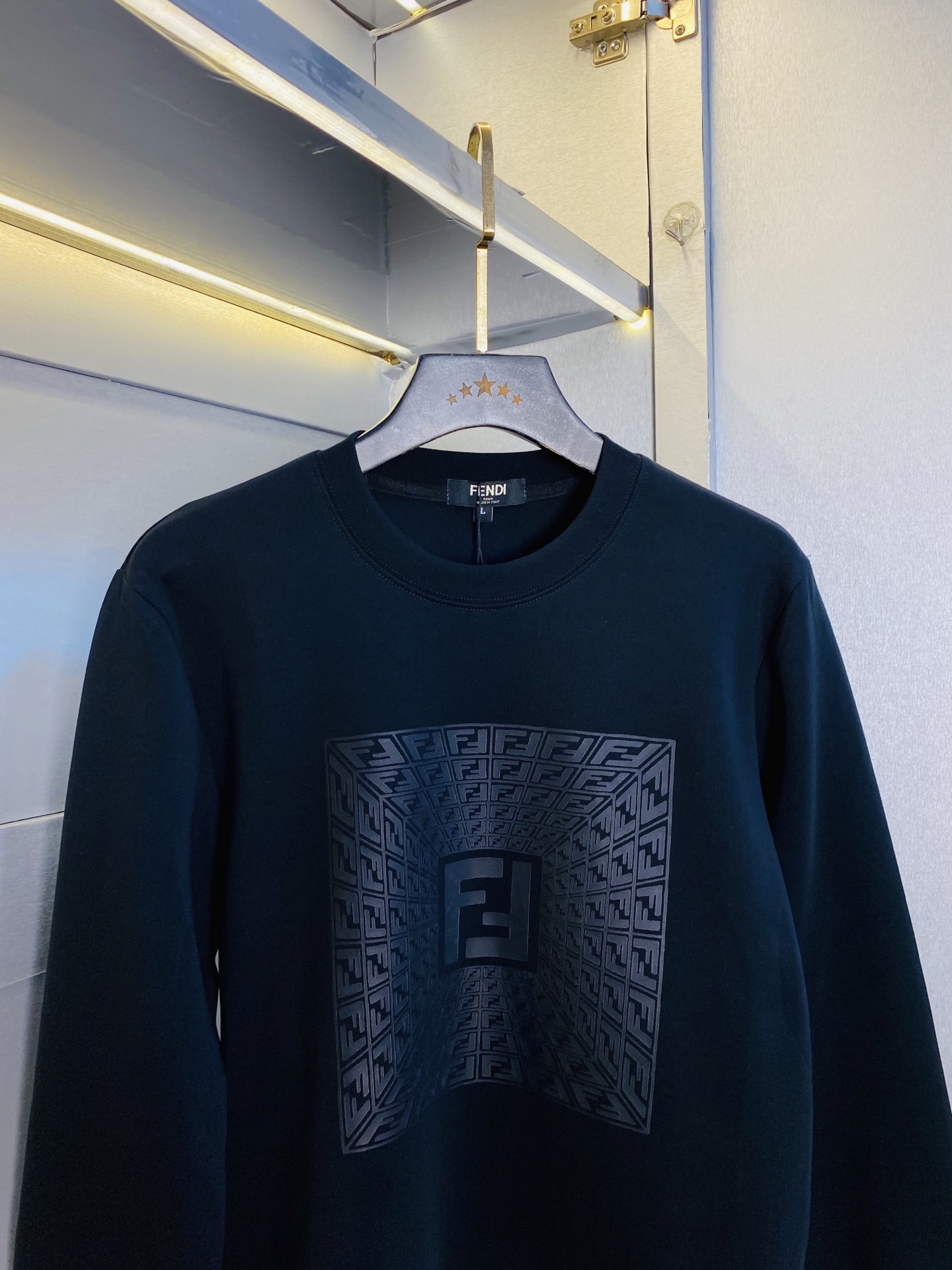 支持年后退换！ 双丝光棉！P220 官网款 可穿200斤🔥 芬迪Fendi 原单品质 注意内里不是毛圈⭕  内里丝光棉！黑色白色有加绒！需要加绒下单请备注！ 2025最新款 衣服男装卫衣T恤 精选专柜订制顶级🐥双丝光棉🐥进口面料 所有细节做工完美1比1复刻 还原正品百分百 原版五金 高端订制辅料 原厂原标 上身效果超赞！码数:M-4XL