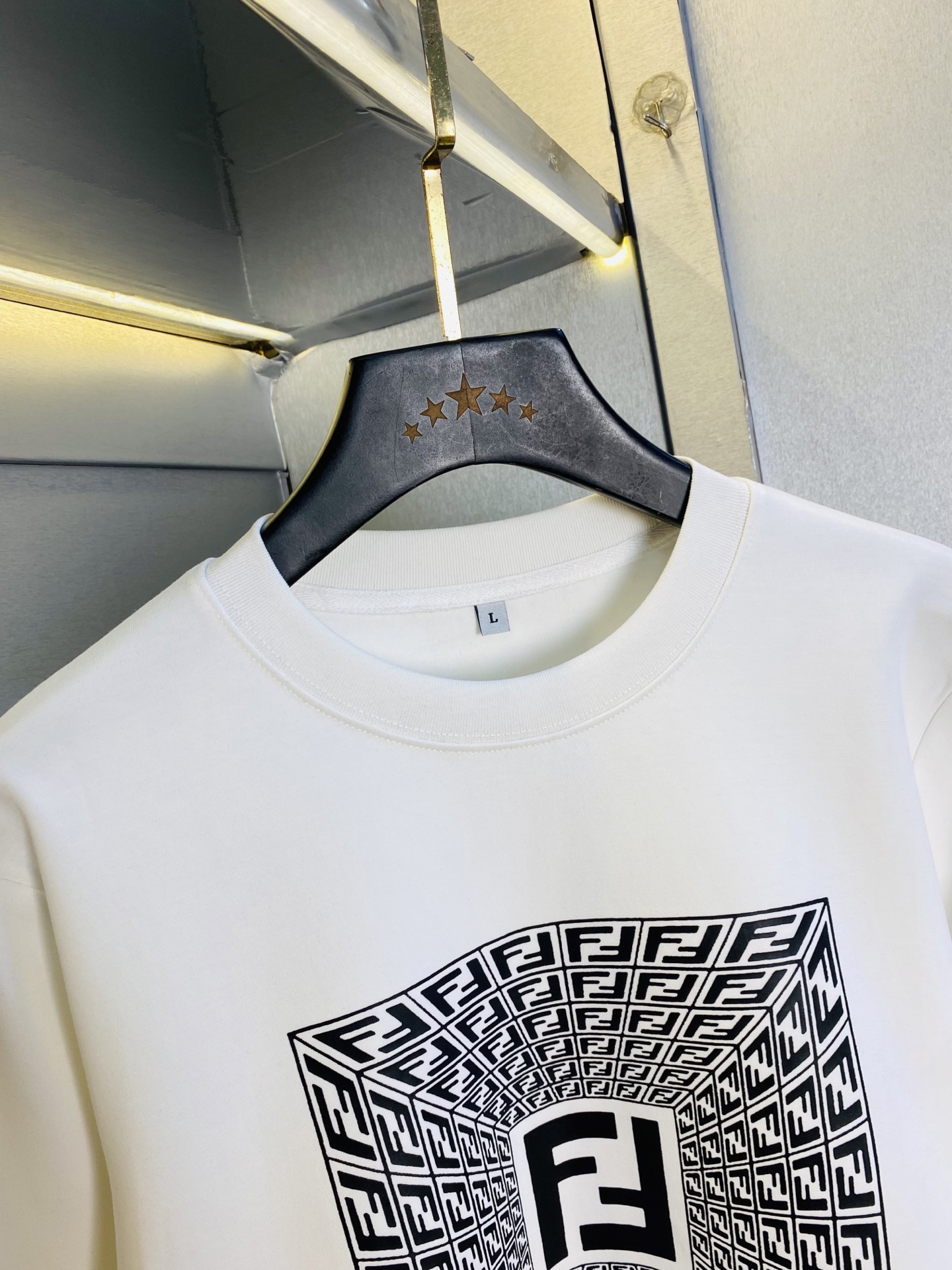 支持年后退换！ 双丝光棉！P220 官网款 可穿200斤🔥 芬迪Fendi 原单品质 注意内里不是毛圈⭕  内里丝光棉！黑色白色有加绒！需要加绒下单请备注！ 2025最新款 衣服男装卫衣T恤 精选专柜订制顶级🐥双丝光棉🐥进口面料 所有细节做工完美1比1复刻 还原正品百分百 原版五金 高端订制辅料 原厂原标 上身效果超赞！码数:M-4XL