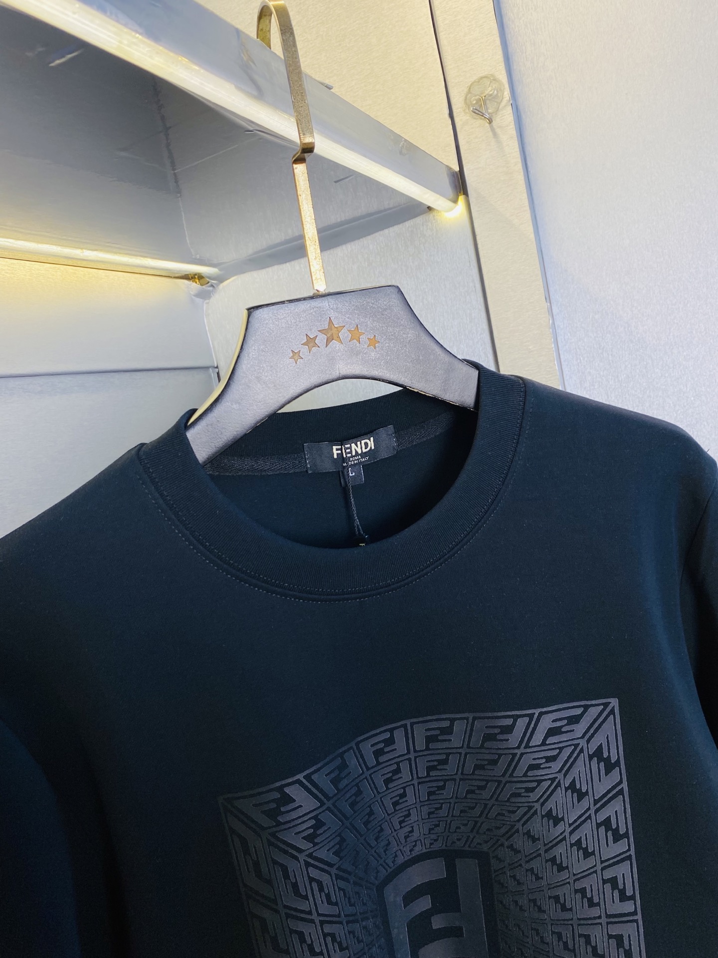 支持年后退换！ 双丝光棉！P220 官网款 可穿200斤🔥 芬迪Fendi 原单品质 注意内里不是毛圈⭕  内里丝光棉！黑色白色有加绒！需要加绒下单请备注！ 2025最新款 衣服男装卫衣T恤 精选专柜订制顶级🐥双丝光棉🐥进口面料 所有细节做工完美1比1复刻 还原正品百分百 原版五金 高端订制辅料 原厂原标 上身效果超赞！码数:M-4XL
