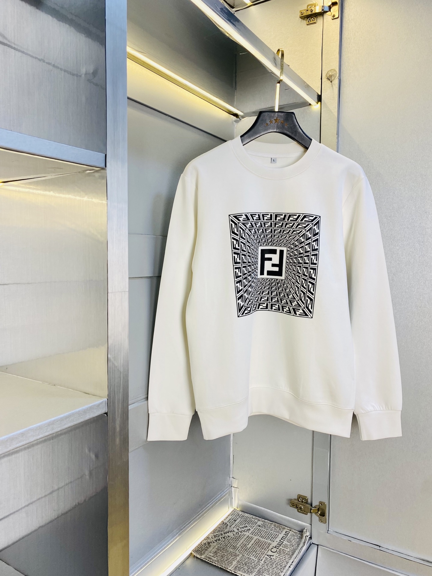 支持年后退换！ 双丝光棉！P220 官网款 可穿200斤🔥 芬迪Fendi 原单品质 注意内里不是毛圈⭕  内里丝光棉！黑色白色有加绒！需要加绒下单请备注！ 2025最新款 衣服男装卫衣T恤 精选专柜订制顶级🐥双丝光棉🐥进口面料 所有细节做工完美1比1复刻 还原正品百分百 原版五金 高端订制辅料 原厂原标 上身效果超赞！码数:M-4XL