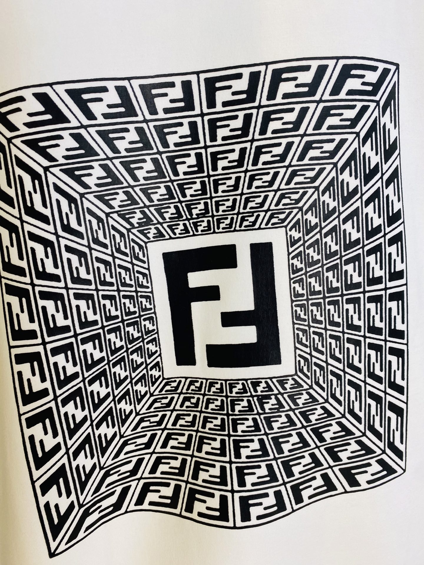 支持年后退换！ 双丝光棉！P220 官网款 可穿200斤🔥 芬迪Fendi 原单品质 注意内里不是毛圈⭕  内里丝光棉！黑色白色有加绒！需要加绒下单请备注！ 2025最新款 衣服男装卫衣T恤 精选专柜订制顶级🐥双丝光棉🐥进口面料 所有细节做工完美1比1复刻 还原正品百分百 原版五金 高端订制辅料 原厂原标 上身效果超赞！码数:M-4XL