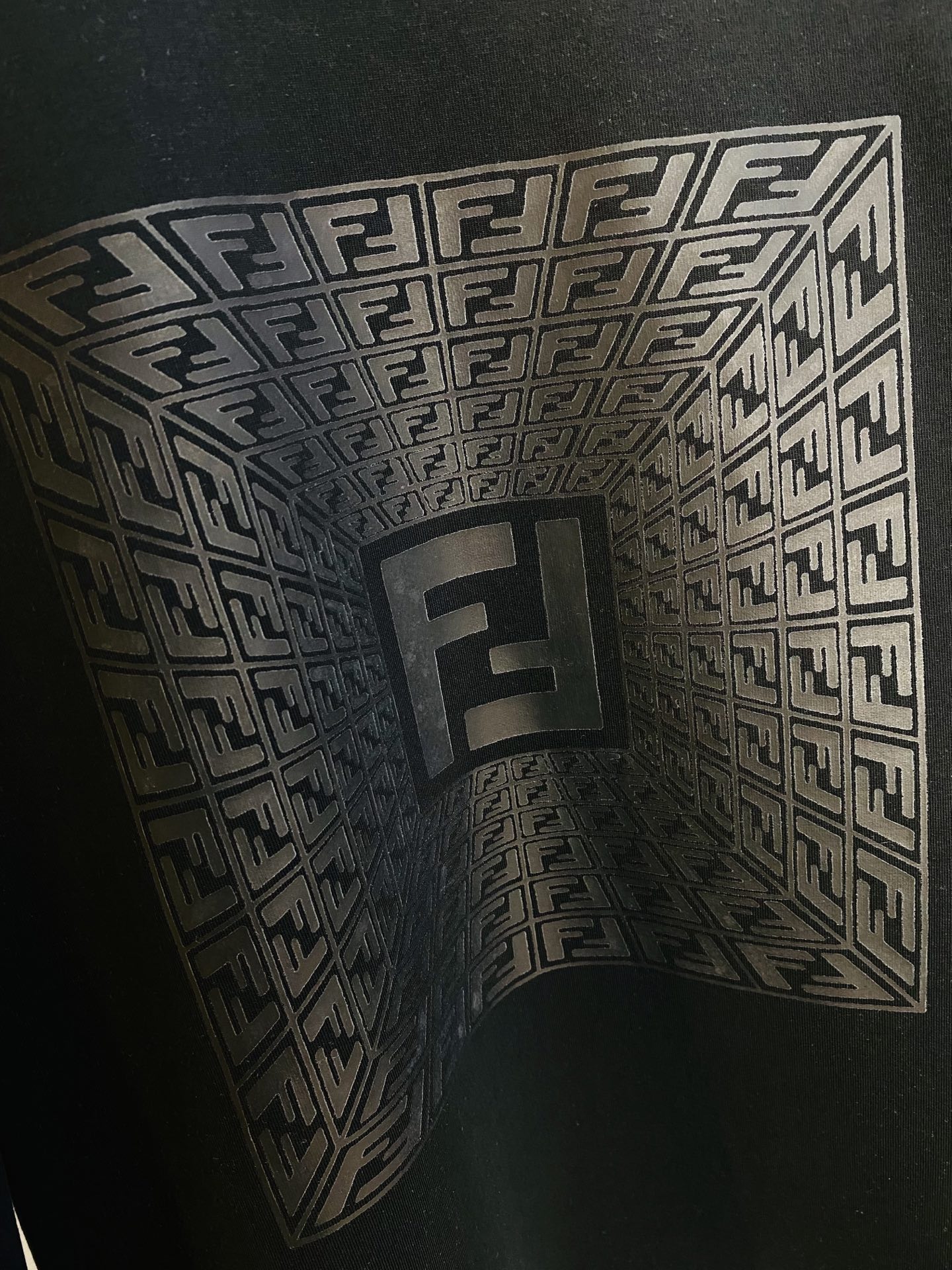 支持年后退换！ 双丝光棉！P220 官网款 可穿200斤🔥 芬迪Fendi 原单品质 注意内里不是毛圈⭕  内里丝光棉！黑色白色有加绒！需要加绒下单请备注！ 2025最新款 衣服男装卫衣T恤 精选专柜订制顶级🐥双丝光棉🐥进口面料 所有细节做工完美1比1复刻 还原正品百分百 原版五金 高端订制辅料 原厂原标 上身效果超赞！码数:M-4XL