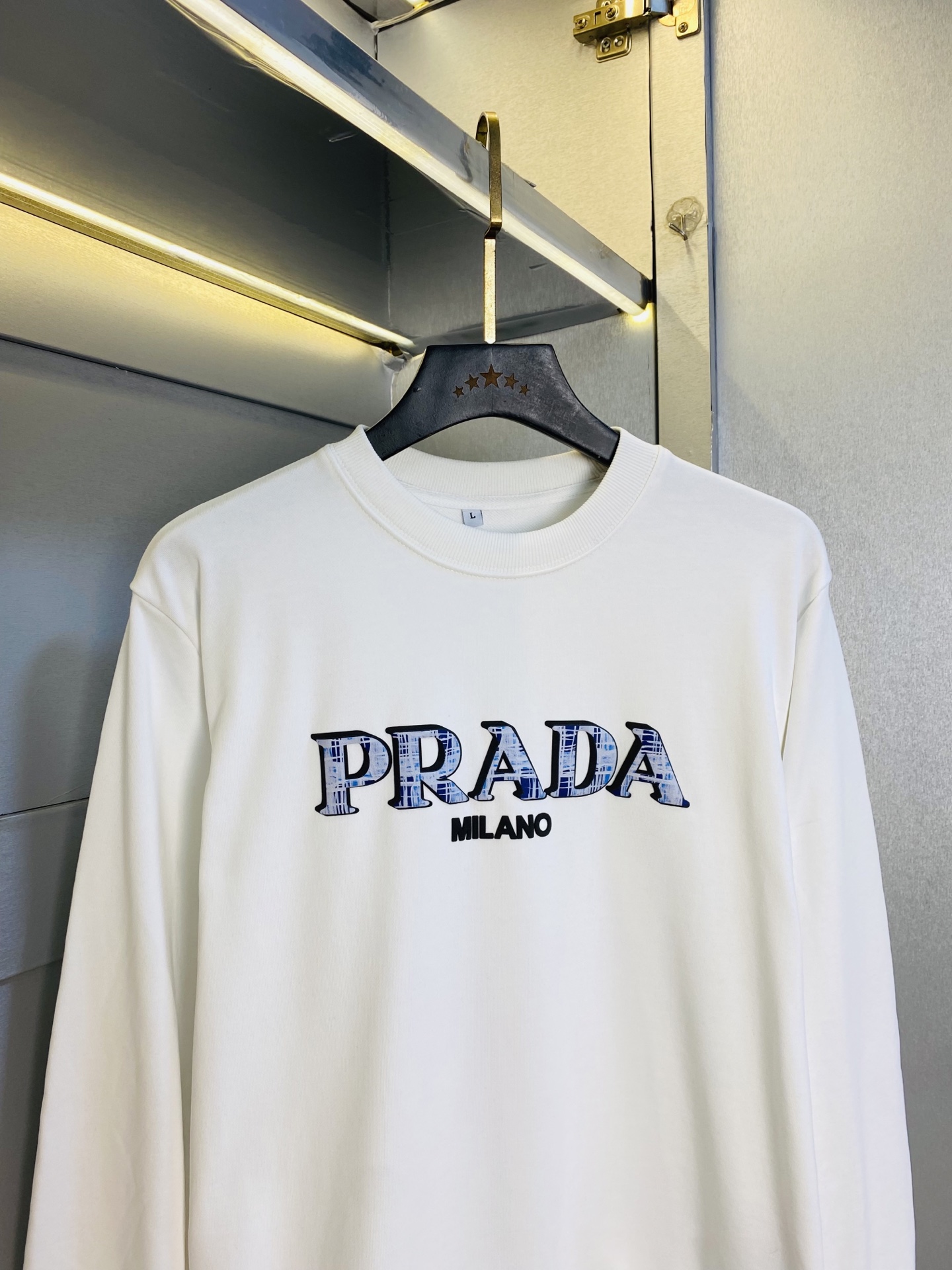 双丝光棉！P220 官网款 可穿200斤🔥 普拉达Prada 原单品质 注意内里不是毛圈⭕  内里丝光棉！三标齐全 2025最新款 衣服男装卫衣T恤 精选专柜订制顶级🐥双丝光棉🐥进口面料 所有细节做工完美1比1复刻 还原正品百分百 原版五金 高端订制辅料 原厂原标 上身效果超赞！码数:M-4XL