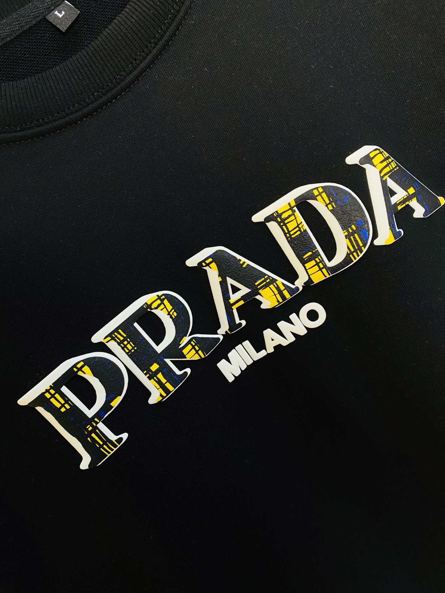 双丝光棉！P220 官网款 可穿200斤🔥 普拉达Prada 原单品质 注意内里不是毛圈⭕  内里丝光棉！三标齐全 2025最新款 衣服男装卫衣T恤 精选专柜订制顶级🐥双丝光棉🐥进口面料 所有细节做工完美1比1复刻 还原正品百分百 原版五金 高端订制辅料 原厂原标 上身效果超赞！码数:M-4XL