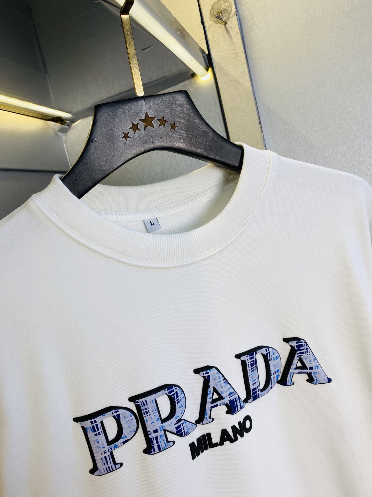 双丝光棉！P220 官网款 可穿200斤🔥 普拉达Prada 原单品质 注意内里不是毛圈⭕  内里丝光棉！三标齐全 2025最新款 衣服男装卫衣T恤 精选专柜订制顶级🐥双丝光棉🐥进口面料 所有细节做工完美1比1复刻 还原正品百分百 原版五金 高端订制辅料 原厂原标 上身效果超赞！码数:M-4XL