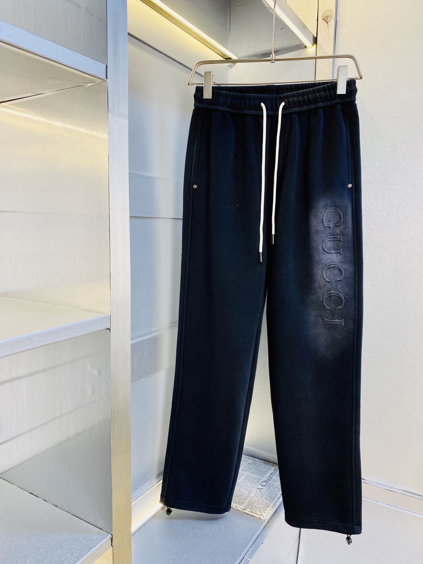 NO:730319,Support replacement after the year!  The original item from the official website can wear 220 pounds of Gucci. Simple and fashionable, autumn and winter casual pants, sweatpants, elastic pants, trousers, straight pants, very comfortable to wear, low-key yet luxurious, very classy to wear, and the style and cut of the pants need no introduction. The upper body is exquisite and vivid. Really first-class top quality materials. Really top-grade casual pants and elastic pants, using Turkish cotton to produce the most famous denim fabric. The quality is outstanding, and the pants are very soft after heavy washing!  The straight-leg version is not picky, the upper body is absolutely stylish, the expert design is extremely luxurious. Size: M-4XL,,gucci,19860909支持年后退换！ 官网原单货 可穿220斤古奇Gucci 简约时尚 秋冬款休闲裤卫裤松紧裤长裤直筒裤身穿着非常舒适 低调不失奢华 穿出去非常有档次,裤型款式和裁剪亦无需多言 上身精致跃然.真正一等一顶级质料 真正殿堂级的休闲裤松紧裤,选用土耳其的棉花 生产出最有名的单宁布 品质卓然,经过重水洗使得裤子很柔软！直脚的版型 不挑人 上身绝对的有型 达人设计 极度奢华.码数:M-4XL,,gucci,,Men's clothing