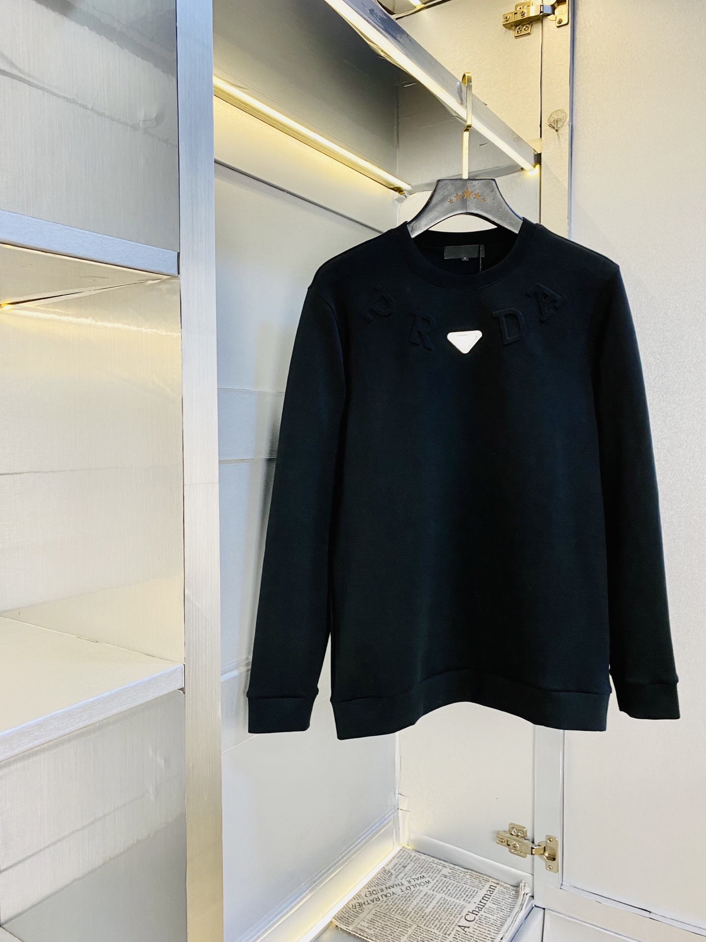 NO:730251,Support replacement after the year!  The official website model can be worn up to 200 pounds. Prada. Original quality. Three complete standards. 2025 latest style. Men's sweatshirts and T-shirts. Selected counters to customize top-grade double mercerized cotton imported fabrics. All details are perfectly made and reproduced 1:1 to restore 100% authenticity. Original hardware. High-end customized accessories. Original factory original standards. The upper body effect is great!  Size: M-4XL,,prada,prada,hoodie,sweatshirts,tees,t-shirt,19860909支持年后退换！ 官网款 可穿200斤 普拉达Prada 原单品质 三标齐全 2025最新款 衣服男装卫衣T恤 精选专柜订制顶级双丝光棉进口面料 所有细节做工完美1比1复刻 还原正品百分百 原版五金 高端订制辅料 原厂原标 上身效果超赞！码数:M-4XL,,prada,prada,hoodie,sweatshirts,tees，t-shirt,,Men's clothing