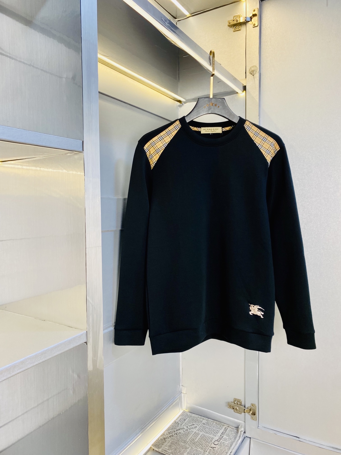 NO:730263,Support replacement after the year!  The official website model can be worn up to 200 pounds. Burberry. Original quality. Three complete standards. 2025 latest style. Men's sweatshirts and T-shirts. Selected counters to customize top-grade double mercerized cotton imported fabrics. All details are perfectly made and reproduced 1:1 to restore 100% authenticity. Original hardware. High-end customized accessories. Original factory original standards. The upper body effect is great!  Size: M-4XL,,burberry,burberry,hoodie,sweatshirts,tees,t-shirt,19860909支持年后退换！ 官网款 可穿200斤 巴宝莉Burberry 原单品质 三标齐全 2025最新款 衣服男装卫衣T恤 精选专柜订制顶级双丝光棉进口面料 所有细节做工完美1比1复刻 还原正品百分百 原版五金 高端订制辅料 原厂原标 上身效果超赞！码数:M-4XL,,burberry,burberry,hoodie,sweatshirts,tees，t-shirt,,Men's clothing