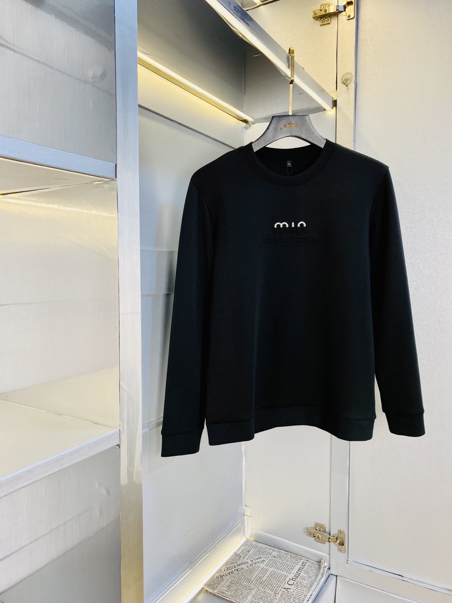 NO:597543,Official website model, wearable, MiuMiu, original order quality, complete with three standards, 2025 latest style, men's sweatshirts, T-shirts, selected counter custom-made top-grade double mercerized cotton imported fabrics, all details are perfectly made, 1:1 replica, 100% authentic, original hardware, high-end customized accessories, original factory standards, the upper body effect is amazing!  Size: M-3XL,,miumiu,hoodie,sweatshirts,tees,t-shirt,alexander wang19860909官网款 可穿斤 缪缪MiuMiu 原单品质 三标齐全 2025最新款 衣服男装卫衣T恤 精选专柜订制顶级双丝光棉进口面料 所有细节做工完美1比1复刻 还原正品百分百 原版五金 高端订制辅料 原厂原标 上身效果超赞！码数:M-3XL,,miumiu,hoodie,sweatshirts,tees，t-shirt,alexander wang,Men's clothing