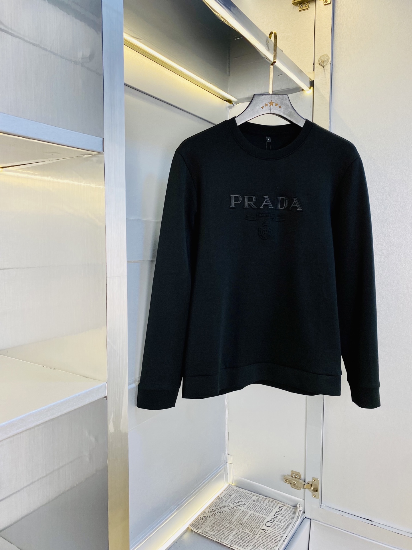 NO:730269,Support replacement after the year!  Official website model, wearable, Prada, original quality, complete with three standards, 2025 latest style, men's sweatshirts, T-shirts, selected counters, custom-made top-grade double mercerized cotton imported fabrics, all details perfectly made, 1:1 replica, 100% authentic, original hardware, high-end customized accessories, original factory labels, the upper body effect is amazing!  Size: M-3XL,,prada,prada,hoodie,sweatshirts,tees,t-shirt,19860909支持年后退换！ 官网款 可穿斤 普拉达Prada 原单品质 三标齐全 2025最新款 衣服男装卫衣T恤 精选专柜订制顶级双丝光棉进口面料 所有细节做工完美1比1复刻 还原正品百分百 原版五金 高端订制辅料 原厂原标 上身效果超赞！码数:M-3XL,,prada,prada,hoodie,sweatshirts,tees，t-shirt,,Men's clothing