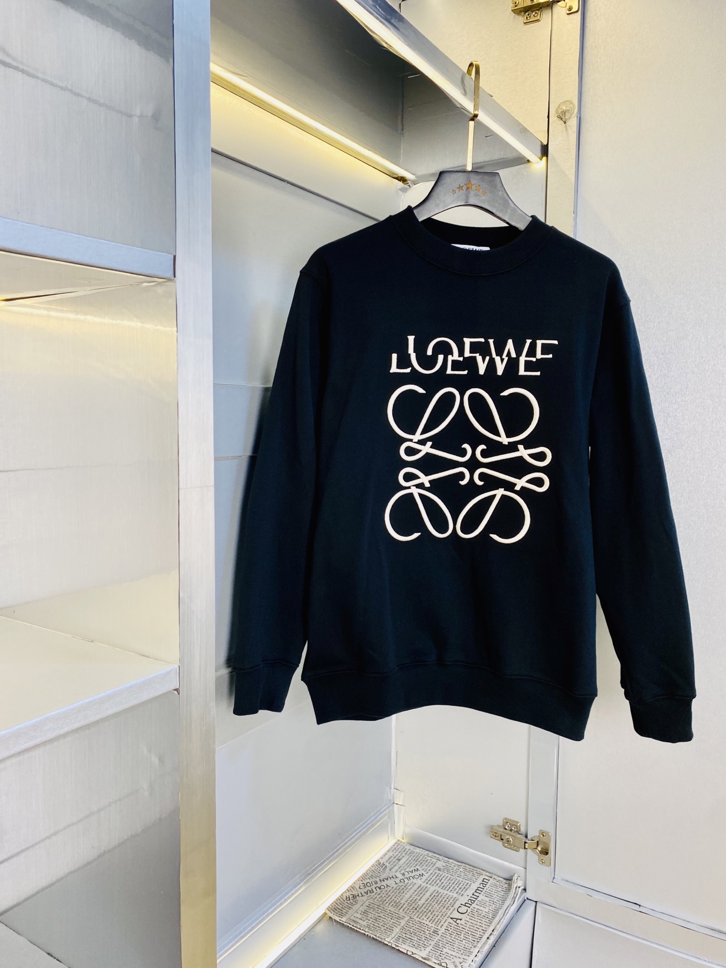 NO:600963,The official website model can be worn up to 210 pounds. Loewe original order quality and three complete standards. The latest 2025 clothing men's sweatshirts and T-shirts. Selected counters to customize top-grade 400 grams of pure cotton imported fabrics. All details are perfectly crafted and reproduced 1:1 to restore 100% authenticity. Original hardware. High-end customized accessories. Original factory original labels. The upper body effect is great!  Size: S-XL (175/130 pounds wear S),,loewe,loewe,hoodie,sweatshirts,tees,t-shirt,alexander wang19860909官网款 可穿210斤 罗意威Loewe 原单品质 三标齐全 2025最新款 衣服男装卫衣T恤 精选专柜订制顶级400克纯棉进口面料 所有细节做工完美1比1复刻 还原正品百分百 原版五金 高端订制辅料 原厂原标 上身效果超赞！码数:S-XL(175/130斤穿S),,loewe,loewe,hoodie,sweatshirts,tees，t-shirt,alexander wang,Men's clothing