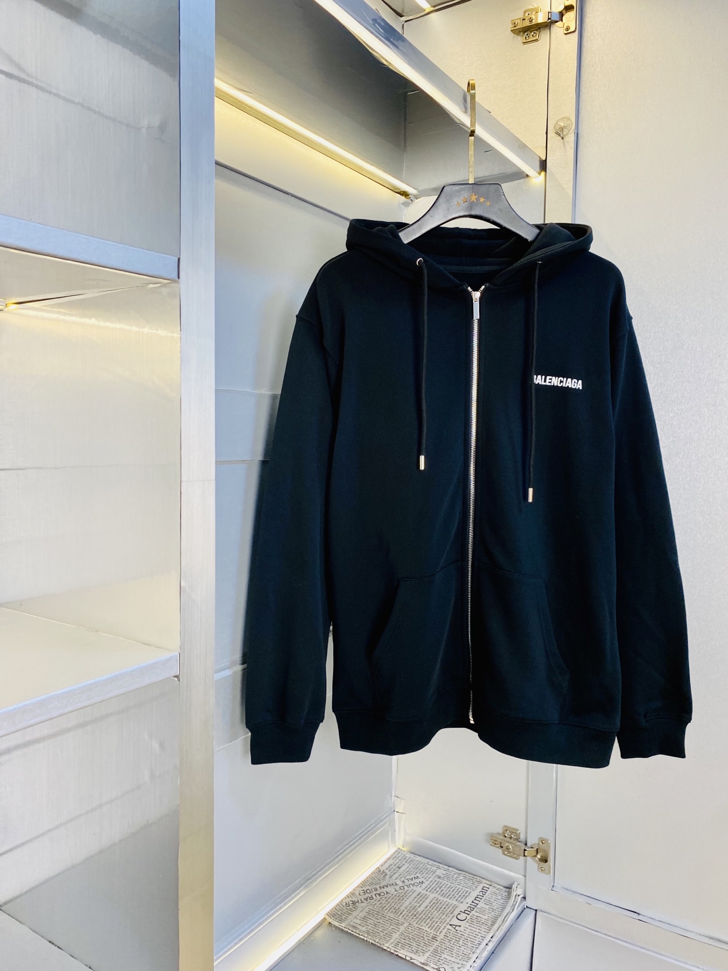 NO:598716,The original item from the official website can wear 240 pounds of Balenciaga 2025 autumn style!  New hooded sweatshirt, cardigan, jacket, windproof jacket. High version and high quality. The original fabric is the same as that of Internet celebrity stars. Mold customization of hardware accessories. Very comfortable. Super versatile and good-looking coat. Non-market ordinary version. Compare at will. Quality is absolutely guaranteed. Color pictures and colors. Sizes M-3XL (175/130-140 pounds wear M),,balenciaga,balenciaga,hoodie,sweatshirts,jackets & coats,jackets &  coats,hats,alexander wang19860909官网原单货 可穿240斤巴黎世家Balenciaga 2025秋款！新款连帽卫衣开衫外套夹克防风衣 高版本高品质 原版面料网红明星同款 开模定制五金辅料 感非常舒服 超级百搭好看的一款外套 非市场普通版本 随意对比 品质绝对保证 颜色图色 尺码M-3XL（175/130-140斤穿M）,,balenciaga,balenciaga,hoodie,sweatshirts,jackets & coats,jackets & coats,hats,alexander wang,Men's clothing