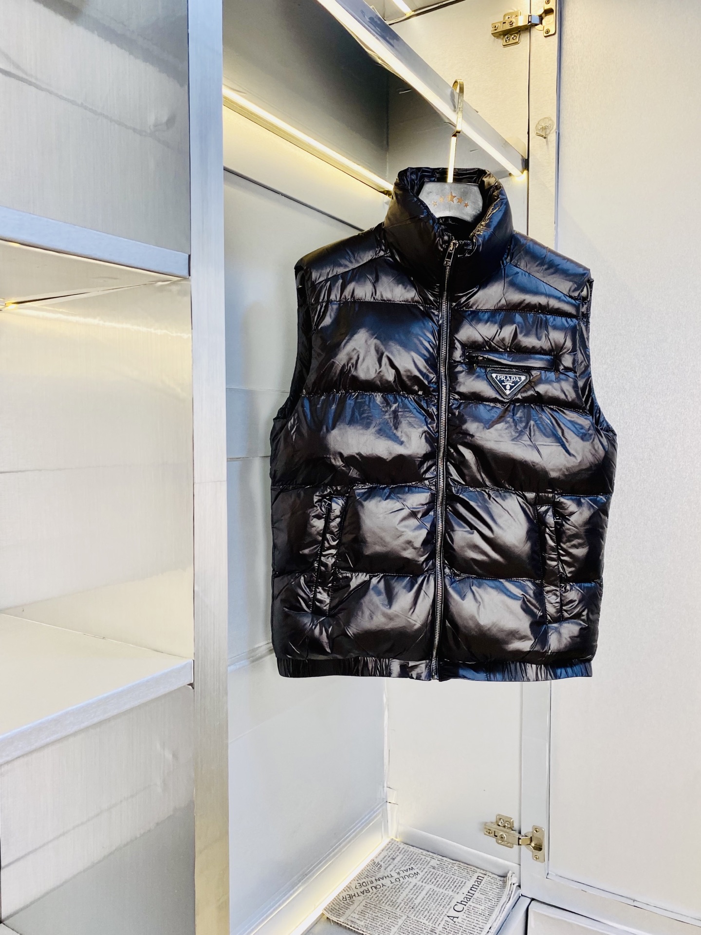 NO:598699,The original item from the official website can wear 200 pounds of Prada 2025 winter style!  New cotton-padded vest, cotton-padded vest, high version and high quality. Original fabric, the same style as Internet celebrity stars. Open mold to customize hardware and accessories. Very comfortable. Super versatile and good-looking jacket. Not the ordinary version in the market. Compare at will. Quality is absolutely guaranteed. Colors and pictures. Sizes M-3XL, prada, prada, jackets & coats, alexander wang19860909官网原单货 可穿200斤普拉达Prada 2025冬款！新款棉衣马甲棉服马甲背心 高版本高品质 原版面料网红明星同款 开模定制五金辅料 感非常舒服 超级百搭好看的一款外套 非市场普通版本 随意对比 品质绝对保证 颜色图色 尺码M-3XL,,prada,prada,jackets & coats,alexander wang,Men's clothing