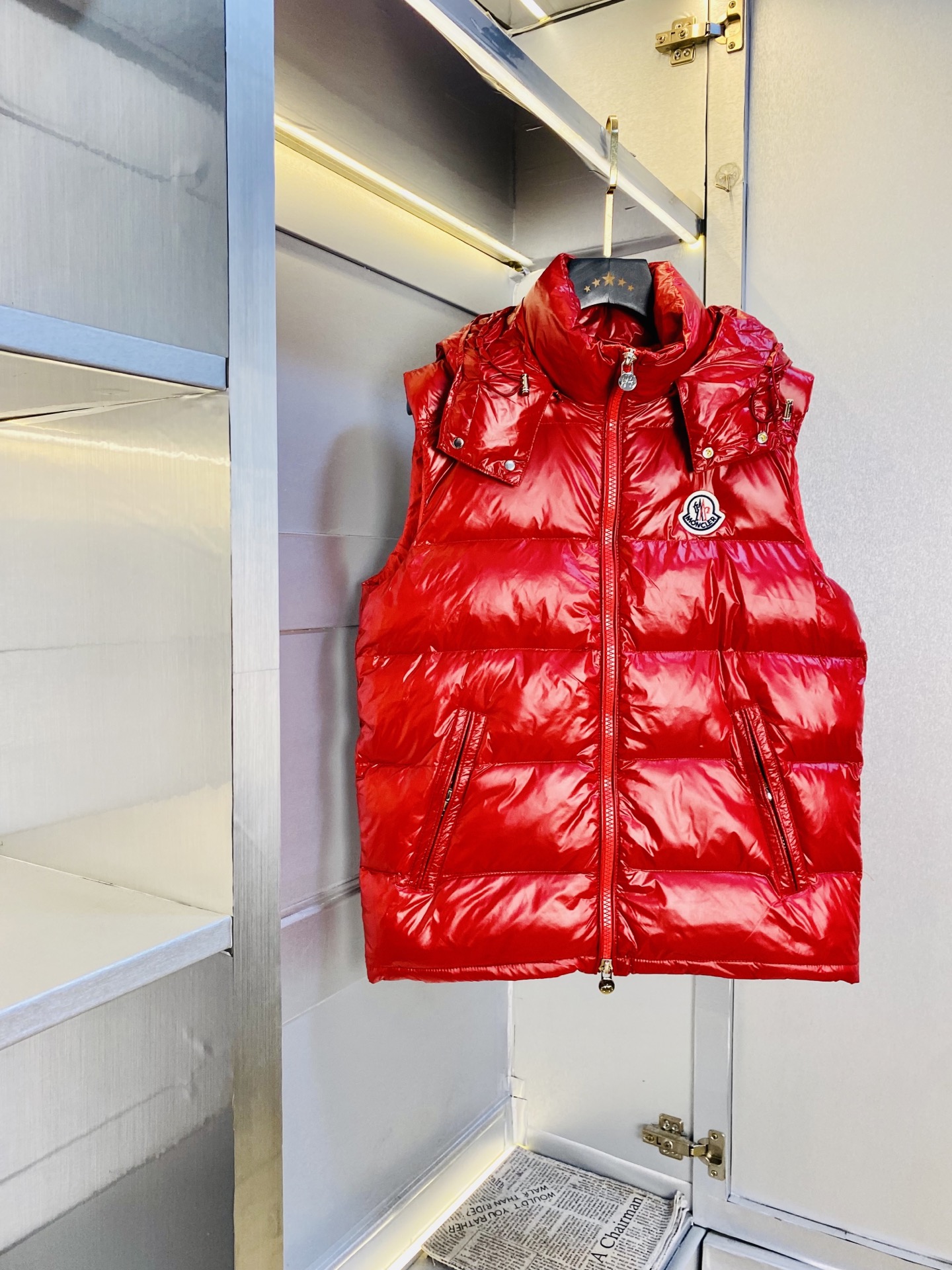 NO:598703,The original item from the official website can be worn with a 200-pound Moncler 2025 winter model!  New down jacket vest, down vest, high version and high quality. Original fabric, the same style as Internet celebrity stars. Mold customization of hardware accessories. Very comfortable. Super versatile and good-looking jacket. Not ordinary version in the market. Compare at will. Quality is absolutely guaranteed. Color pictures and colors. Sizes M-3XL,,Moncler,jackets & coats,down jacket,alexander wang19860909官网原单货 可穿200斤蒙口Moncler 2025冬款！新款羽绒服马甲羽绒马甲背心 高版本高品质 原版面料网红明星同款 开模定制五金辅料 感非常舒服 超级百搭好看的一款外套 非市场普通版本 随意对比 品质绝对保证 颜色图色 尺码M-3XL,,Moncler,jackets & coats,down jacket,alexander wang,Men's clothing
