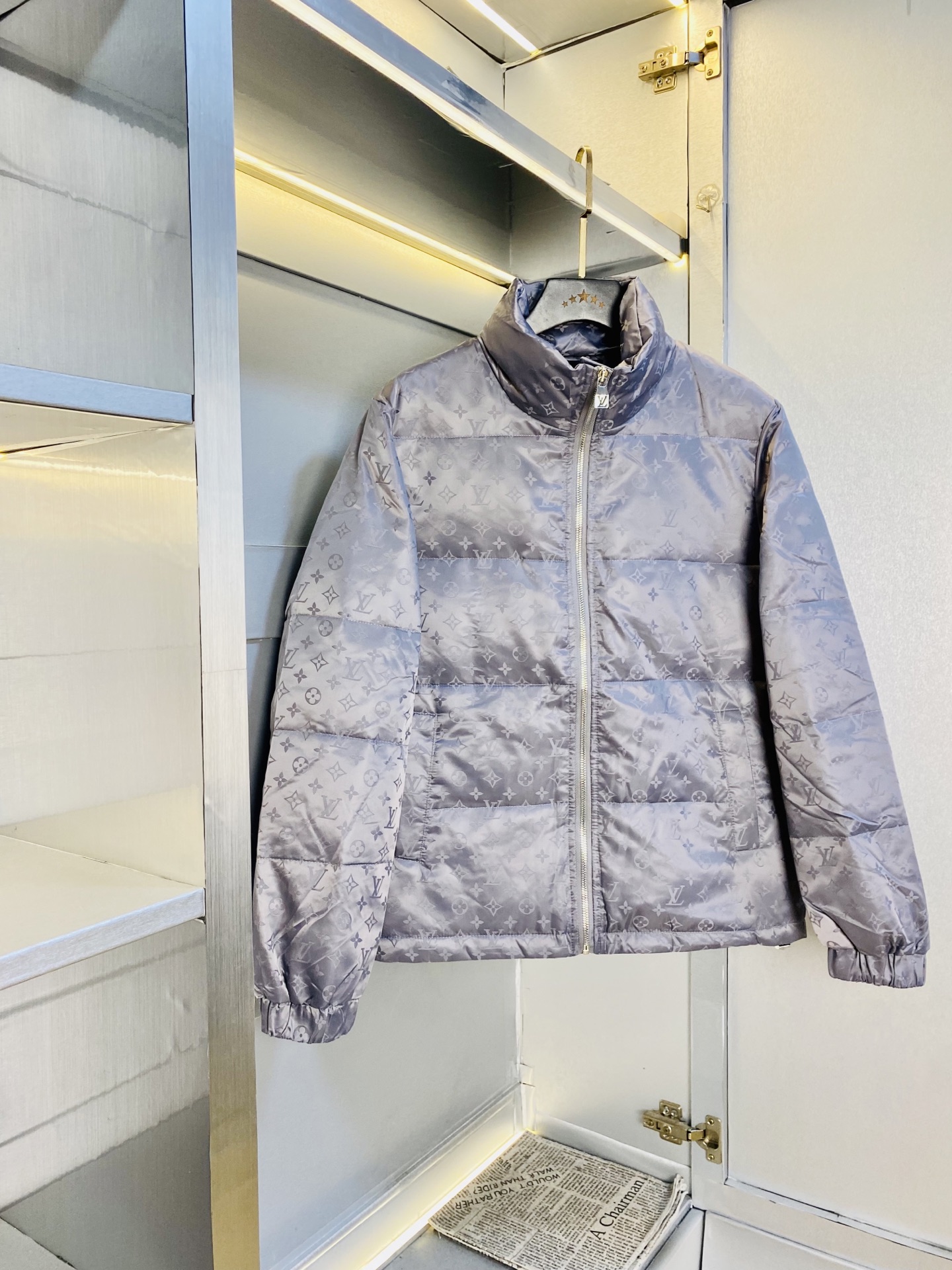 NO:596643,Original item from the official website. Can wear 200 pounds of Louis Vuitton Lv ss new down jacket. High version and high quality. The original fabric is the same as that of Internet celebrity stars. Mold customization of hardware accessories. Very comfortable. A super versatile and good-looking down jacket. Non-market ordinary version. Compare at will. Quality is absolutely guaranteed. Colors and pictures. Sizes M-3XL,,louis vuitton,louis vuitton,jackets & coats,down jacket,alexander wang19860909官网原单货 可穿200斤路易威登Lv ss新款羽绒服外套 高版本高品质 原版面料网红明星同款 开模定制五金辅料 感非常舒服 超级百搭好看的一款羽绒外套 非市场普通版本 随意对比 品质绝对保证 颜色图色 尺码M-3XL,,louis vuitton,louis vuitton,jackets & coats,down jacket,alexander wang,Men's clothing