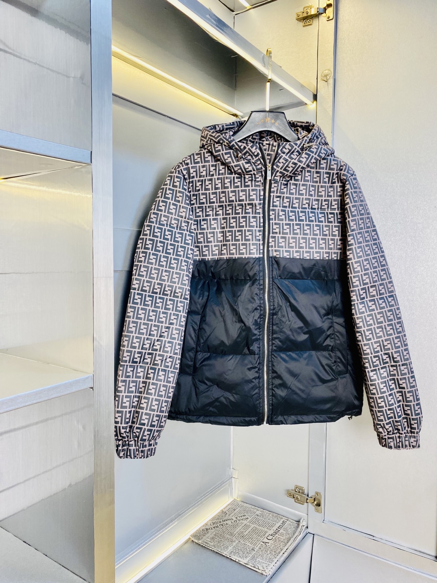 NO:643853,Original item from the official website. Can wear 200 pounds of Fendi's new ss down jacket. High version and high quality. Original fabric, the same style as Internet celebrity stars. Mold customization of hardware accessories. Very comfortable. Super versatile and good-looking down jacket. Non-market ordinary version. Compare at will. Quality is absolutely guaranteed. Colors and pictures. Size M-3XL,,fendi,fendi,jackets & coats,down jacket,alexander wang19860909官网原单货 可穿200斤芬迪Fendi ss新款羽绒服外套 高版本高品质 原版面料网红明星同款 开模定制五金辅料 感非常舒服 超级百搭好看的一款羽绒外套 非市场普通版本 随意对比 品质绝对保证 颜色图色 尺码M-3XL,,fendi,fendi,jackets & coats,down jacket,alexander wang,Men's clothing