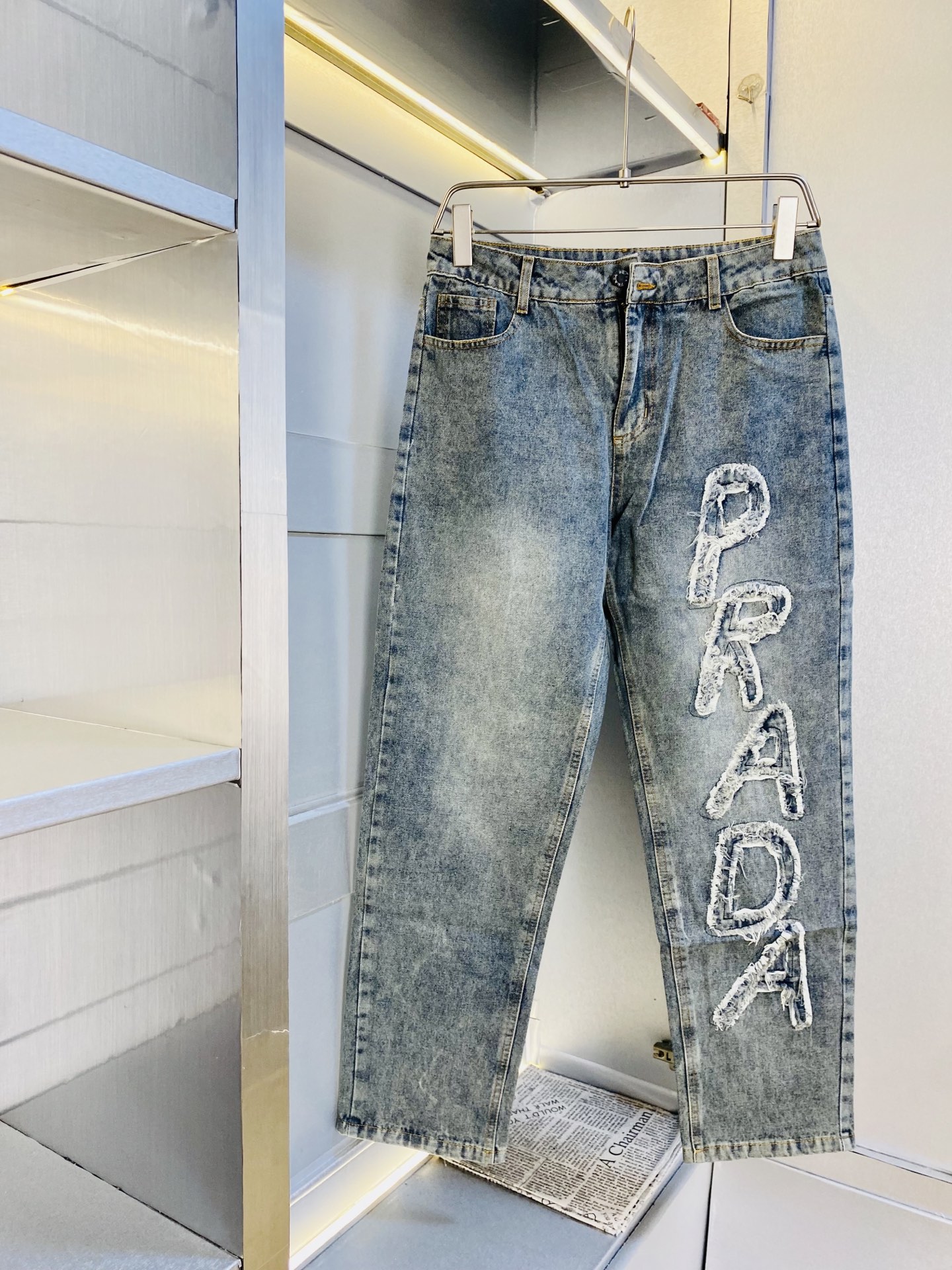 NO:643845,Dark pattern jacquard style!  The original item from the official website is available at Prada's new fall and winter counters simultaneously. Fashionable casual pants, straight-leg jeans and stretch jeans, imported original fabrics, comfortable and breathable upper body, top-notch craftsmanship hardware accessories. Extremely high grade, super correct fit, fashionable and stylish upper body!  A wardrobe essential!  Sizes 30-36 (35 available),, prada, prada, jeans, alexander wang19860909暗纹提花款！ 原单货官网款 普拉达Prada 秋冬新款专柜同步有售,时尚休闲裤直筒牛仔裤弹力牛仔裤,进口原版面料,上身舒适透气,顶级工艺五金配饰.档次极高,版型超正,上身时尚有型！衣橱必备单品！尺码30-36（有35）,,prada,prada,jeans,alexander wang,Men's clothing