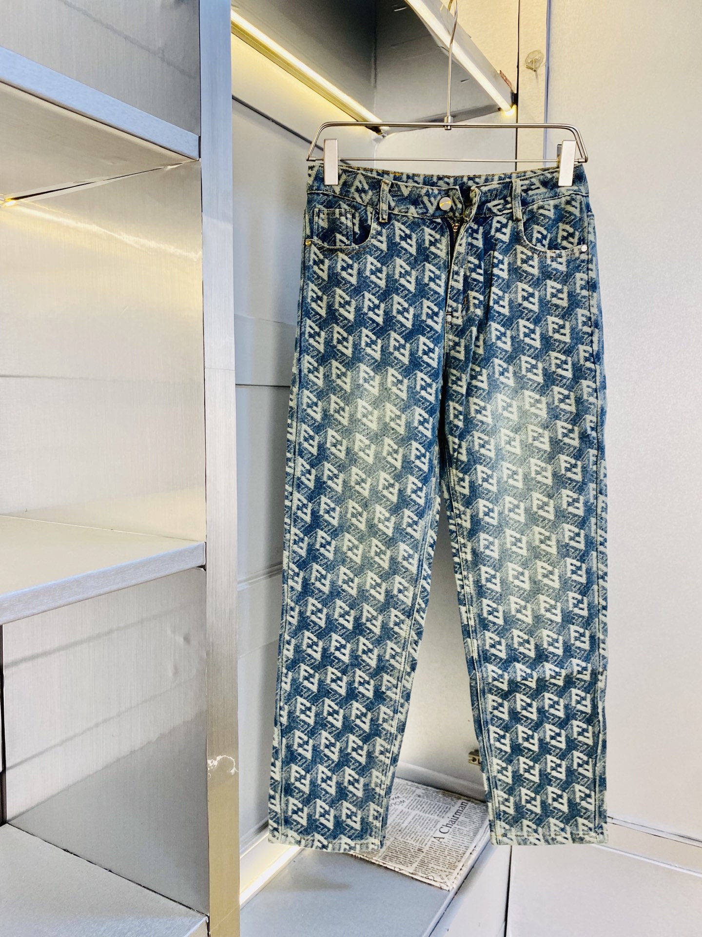 NO:598705,Dark pattern jacquard style!  The original item from the official website of Fendi 2025 autumn and winter new models are available at the counter simultaneously. Fashionable casual pants, straight-leg jeans and stretch jeans, imported original fabrics, comfortable and breathable upper body, top-notch craftsmanship hardware accessories. Extremely high grade, super correct version, fashionable and stylish upper body!  A wardrobe essential!  Sizes 30-36 (35 available),,fendi,fendi,jeans,alexander wang19860909暗纹提花款！ 原单货官网款 芬迪Fendi 2025 秋冬新款专柜同步有售,时尚休闲裤直筒牛仔裤弹力牛仔裤,进口原版面料,上身舒适透气,顶级工艺五金配饰.档次极高,版型超正,上身时尚有型！衣橱必备单品！尺码30-36（有35）,,fendi,fendi,jeans,alexander wang,Men's clothing