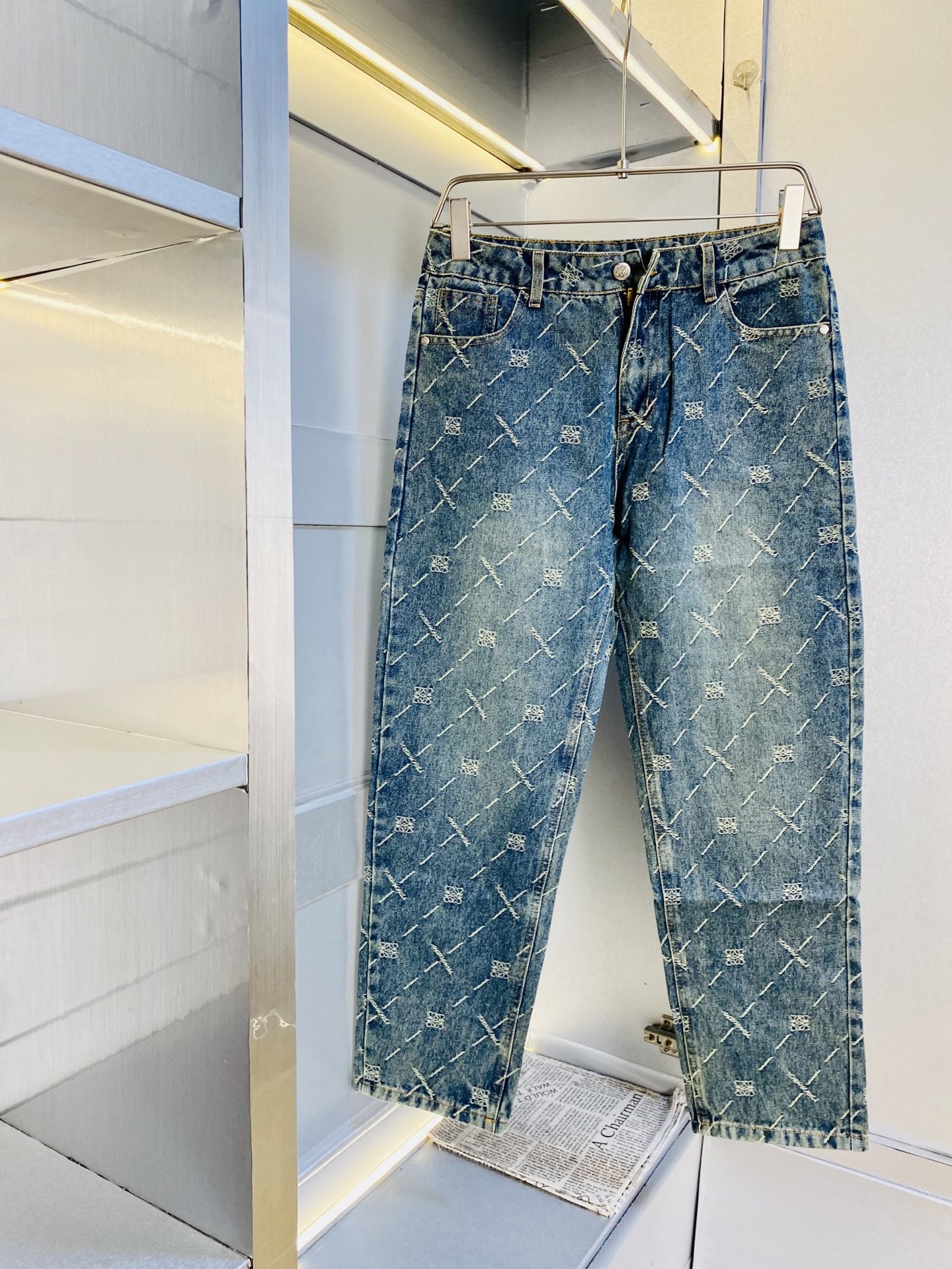 NO:598706,Dark pattern jacquard style!  The original official website model Loewe 2025 autumn and winter new models are available at the counter simultaneously, fashionable casual pants, straight-leg jeans and stretch jeans, imported original fabrics, upper body is comfortable and breathable, top-notch craftsmanship hardware accessories. Extremely high grade, super correct version, fashionable and stylish upper body!  A wardrobe essential!  Size 30-36 (35 available),,loewe,loewe,jeans,alexander wang19860909暗纹提花款！ 原单货官网款 罗意威Loewe 2025 秋冬新款专柜同步有售,时尚休闲裤直筒牛仔裤弹力牛仔裤,进口原版面料,上身舒适透气,顶级工艺五金配饰.档次极高,版型超正,上身时尚有型！衣橱必备单品！尺码30-36（有35）,,loewe,loewe,jeans,alexander wang,Men's clothing