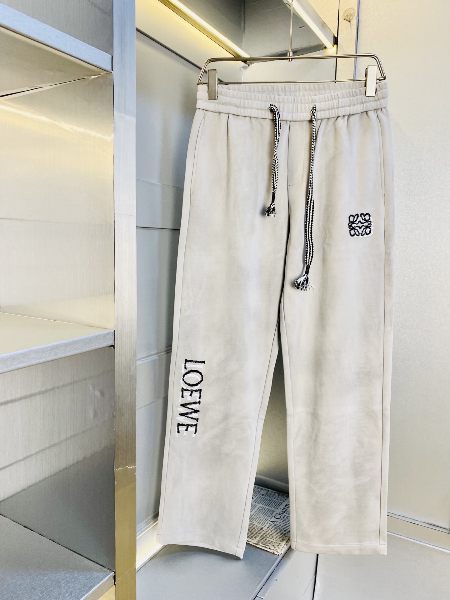 NO:598707,Original item from the official website. Can be worn. Loewe's simple and fashionable autumn and winter casual pants, sweatpants, elastic pants, straight-leg trousers, very comfortable to wear, low-key yet luxurious. It is very classy to wear, and the trousers style and tailoring need no introduction. The upper body is exquisite and vivid. Real first-class top quality materials. Really top-grade casual pants and elastic pants, using Turkish cotton to produce the most famous denim fabric. The quality is outstanding, and the pants are very soft after heavy washing!  The straight-leg version is not picky, the upper body is absolutely stylish, the expert design is extremely luxurious. Size: M-3XL,,loewe,loewe,alexander wang19860909官网原单货 可穿斤罗意威Loewe 简约时尚 秋冬款休闲裤卫裤松紧裤直筒裤长裤身穿着非常舒适 低调不失奢华 穿出去非常有档次,裤型款式和裁剪亦无需多言 上身精致跃然.真正一等一顶级质料 真正殿堂级的休闲裤松紧裤,选用土耳其的棉花 生产出最有名的单宁布 品质卓然,经过重水洗使得裤子很柔软！直脚的版型 不挑人 上身绝对的有型 达人设计 极度奢华.码数:M-3XL,,loewe,loewe,alexander wang,Men's clothing