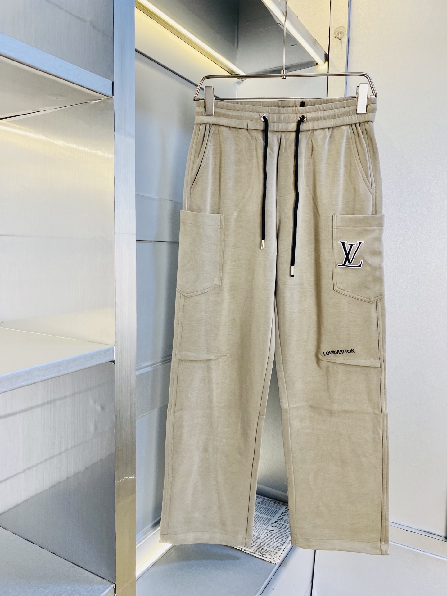 NO:597511,Original item from the official website, can wear 210 pounds of Louis Vuitton Lv, simple and fashionable, autumn and winter casual pants, sweatpants, elastic pants, straight-leg pants, very comfortable to wear, low-key yet luxurious, very classy to wear, no need to say much about the pants style and cut, the upper body is exquisite and vivid. Real first-class top quality materials. Truly top-grade casual pants and elastic pants, using Turkish cotton to produce the most famous denim fabric. The quality is outstanding, and the pants are very soft after heavy washing!  The straight-leg version is not picky, the upper body is absolutely stylish, the expert design is extremely luxurious. Size: M-3XL, Louis Vuitton, Louis Vuitton, Alexander Wang19860909官网原单货 可穿210斤路易威登Lv 简约时尚 秋冬款休闲裤卫裤松紧裤直筒裤长裤身穿着非常舒适 低调不失奢华 穿出去非常有档次,裤型款式和裁剪亦无需多言 上身精致跃然.真正一等一顶级质料 真正殿堂级的休闲裤松紧裤,选用土耳其的棉花 生产出最有名的单宁布 品质卓然,经过重水洗使得裤子很柔软！直脚的版型 不挑人 上身绝对的有型 达人设计 极度奢华.码数:M-3XL,,louis vuitton,louis vuitton,alexander wang,Men's clothing