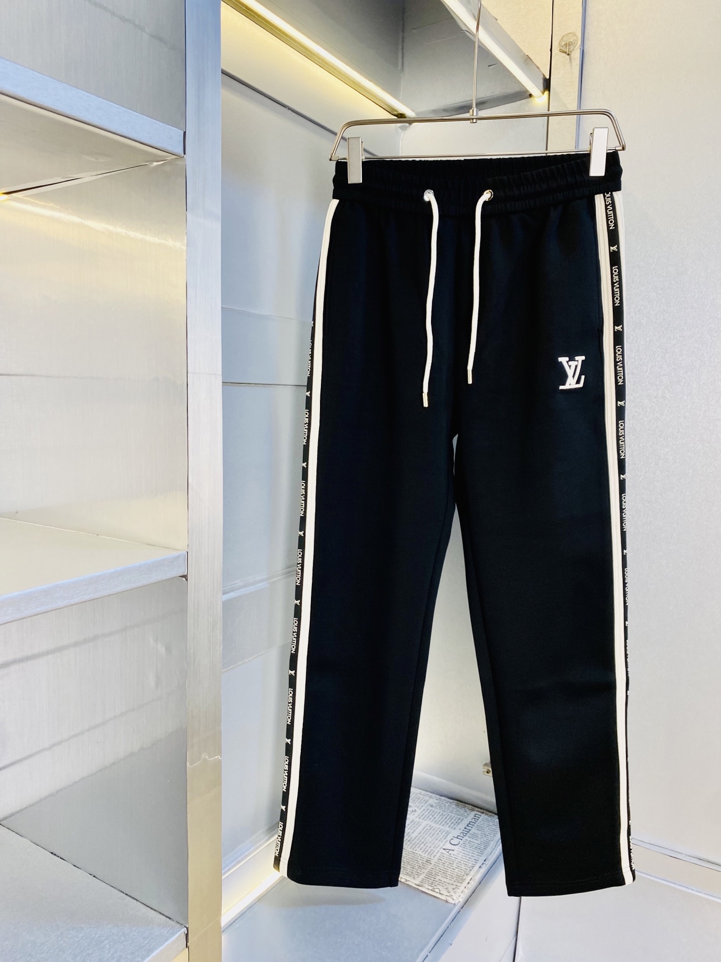 NO:598708,Original item from the official website, can be worn by Louis Vuitton Lv, simple and fashionable, autumn and winter casual pants, sweatpants, elastic pants, straight-leg trousers, very comfortable to wear, low-key yet luxurious, very classy to wear, and the trousers style and tailoring need no introduction. The upper body is exquisite and vivid. Real first-class and top-quality materials. Really top-grade casual pants and elastic pants, using Turkish cotton to produce the most famous denim fabric. The quality is outstanding, and the pants are very soft after heavy washing!  The straight-leg version is not picky, the upper body is absolutely stylish, the expert design is extremely luxurious. Size: M-3XL, Louis Vuitton, Louis Vuitton, Alexander Wang19860909官网原单货 可穿斤路易威登Lv 简约时尚 秋冬款休闲裤卫裤松紧裤直筒裤长裤身穿着非常舒适 低调不失奢华 穿出去非常有档次,裤型款式和裁剪亦无需多言 上身精致跃然.真正一等一顶级质料 真正殿堂级的休闲裤松紧裤,选用土耳其的棉花 生产出最有名的单宁布 品质卓然,经过重水洗使得裤子很柔软！直脚的版型 不挑人 上身绝对的有型 达人设计 极度奢华.码数:M-3XL,,louis vuitton,louis vuitton,alexander wang,Men's clothing