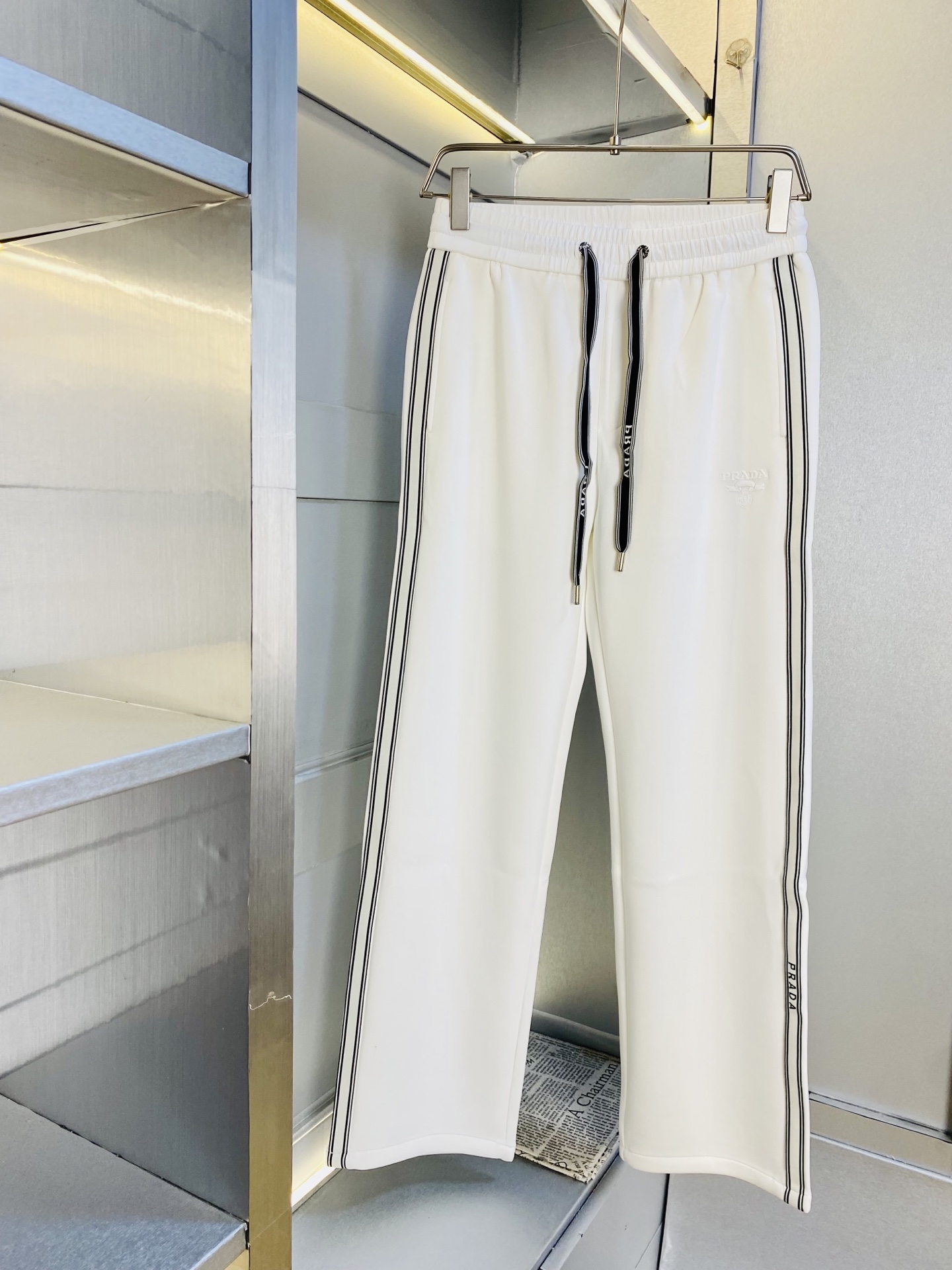 NO:598710,Original item from the official website. Can be worn by Prada. Simple and fashionable. Autumn and winter casual pants, sweatpants, elastic pants, straight-leg pants, very comfortable to wear, low-key yet luxurious. It is very classy to wear, and the style and tailoring of the pants need no introduction. The upper body is exquisite and vivid. Really first-class and top-quality materials. Really top-grade casual pants and elastic pants, using Turkish cotton to produce the most famous denim fabric. The quality is outstanding, and the pants are very soft after heavy washing!  The straight-leg version is not picky and the upper body is absolutely stylish. Expert design is extremely luxurious. Size: M-3XL, prada, prada, alexander wang19860909官网原单货 可穿斤普拉达Prada 简约时尚 秋冬款休闲裤卫裤松紧裤直筒裤长裤身穿着非常舒适 低调不失奢华 穿出去非常有档次,裤型款式和裁剪亦无需多言 上身精致跃然.真正一等一顶级质料 真正殿堂级的休闲裤松紧裤,选用土耳其的棉花 生产出最有名的单宁布 品质卓然,经过重水洗使得裤子很柔软！直脚的版型 不挑人 上身绝对的有型 达人设计 极度奢华.码数:M-3XL,,prada,prada,alexander wang,Men's clothing