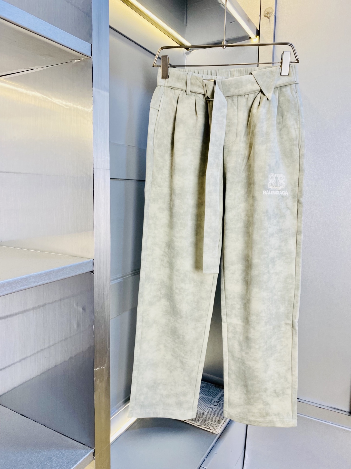 NO:598697,Original item from the official website. Can be worn by Balenciaga. Simple and fashionable autumn and winter casual pants, sweatpants, elastic pants, straight-leg trousers, very comfortable to wear, low-key yet luxurious. It is very classy to wear, and the style and cut of the pants need no introduction. The upper body is exquisite and vivid. Really first-class and top-quality materials. Really top-grade casual pants and elastic pants, using Turkish cotton to produce the most famous denim fabric. The quality is outstanding, and the pants are very soft after heavy washing!  The straight-leg version is not picky, the upper body is absolutely stylish, the expert design is extremely luxurious. Size: M-3XL,,balenciaga,balenciaga,alexander wang19860909官网原单货 可穿斤巴黎世家Balenciaga 简约时尚 秋冬款休闲裤卫裤松紧裤直筒裤长裤身穿着非常舒适 低调不失奢华 穿出去非常有档次,裤型款式和裁剪亦无需多言 上身精致跃然.真正一等一顶级质料 真正殿堂级的休闲裤松紧裤,选用土耳其的棉花 生产出最有名的单宁布 品质卓然,经过重水洗使得裤子很柔软！直脚的版型 不挑人 上身绝对的有型 达人设计 极度奢华.码数:M-3XL,,balenciaga,balenciaga,alexander wang,Men's clothing