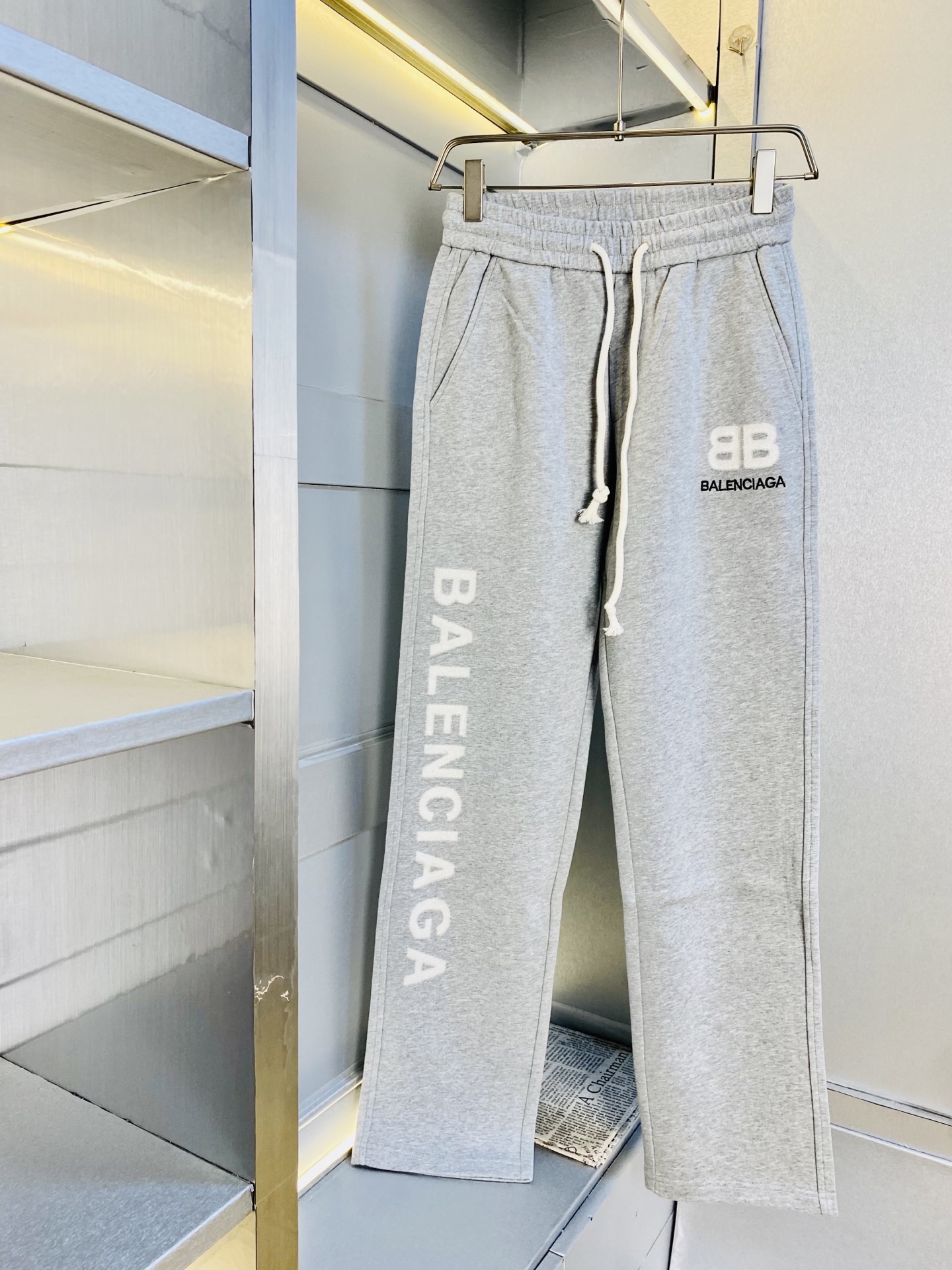 NO:610942,Original item from the official website, can wear 210 pounds Balenciaga, simple and fashionable, autumn and winter casual pants, sweatpants, elastic pants, straight pants, long pants, very comfortable to wear, low-key yet luxurious, very classy to wear, no need to say much about the style and tailoring of the pants, the upper body is exquisite and vivid. Really first-class and top-quality materials, truly palace-level casual pants and elastic pants, using Turkish cotton to produce the most famous denim fabric  The quality is outstanding, the pants are very soft after heavy washing!  The straight-leg version is not picky, the upper body is absolutely stylish, the expert design is extremely luxurious. Size: M-3XL,,balenciaga,balenciaga,alexander wang19860909官网原单货 可穿210斤巴黎世家Balenciaga 简约时尚 秋冬款休闲裤卫裤松紧裤直筒裤长裤身穿着非常舒适 低调不失奢华 穿出去非常有档次,裤型款式和裁剪亦无需多言 上身精致跃然.真正一等一顶级质料 真正殿堂级的休闲裤松紧裤,选用土耳其的棉花 生产出最有名的单宁布 品质卓然,经过重水洗使得裤子很柔软！直脚的版型 不挑人 上身绝对的有型 达人设计 极度奢华.码数:M-3XL,,balenciaga,balenciaga,alexander wang,Men's clothing