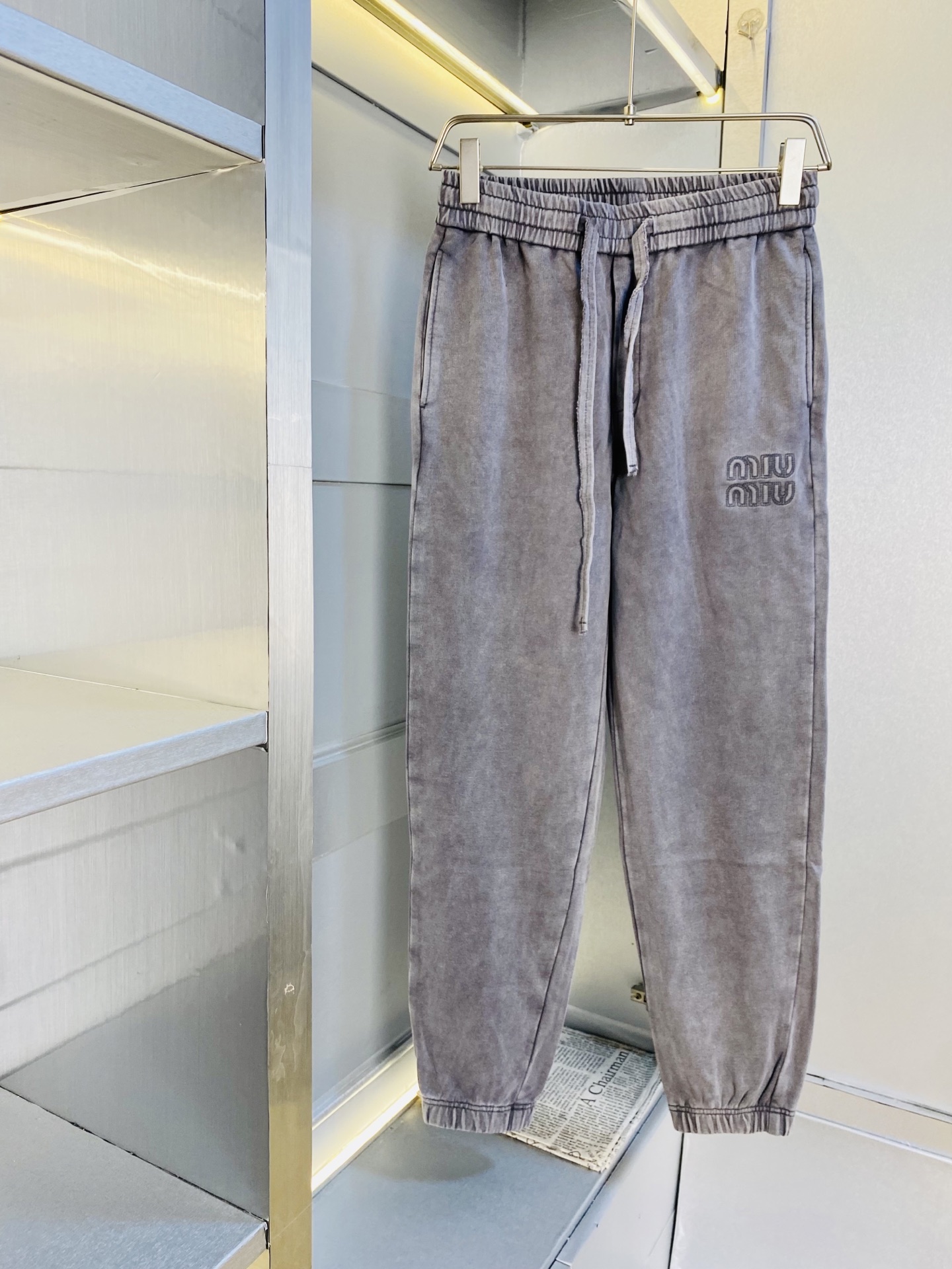 NO:597513,Original item from the official website, can wear 210 pounds MiuMiu, simple and fashionable autumn and winter casual pants, sweatpants, elasticated trousers, very comfortable to wear, low-key yet luxurious, very classy to wear, and the style and cut of the pants need no introduction. The upper body is exquisite and vivid. Really first-class top quality materials. Really top-level casual pants and elastic pants, using Turkish cotton to produce the most famous denim fabric. The quality is outstanding, and the pants are very soft after heavy washing!  The straight-leg version is not picky, the upper body is absolutely stylish, the expert design is extremely luxurious. Size: M-3XL,,miumiu,alexander wang19860909官网原单货 可穿210斤缪缪MiuMiu 简约时尚 秋冬款休闲裤卫裤松紧裤束脚裤 身穿着非常舒适 低调不失奢华 穿出去非常有档次,裤型款式和裁剪亦无需多言 上身精致跃然.真正一等一顶级质料 真正殿堂级的休闲裤松紧裤,选用土耳其的棉花 生产出最有名的单宁布 品质卓然,经过重水洗使得裤子很柔软！直脚的版型 不挑人 上身绝对的有型 达人设计 极度奢华.码数:M-3XL,,miumiu,alexander wang,Men's clothing