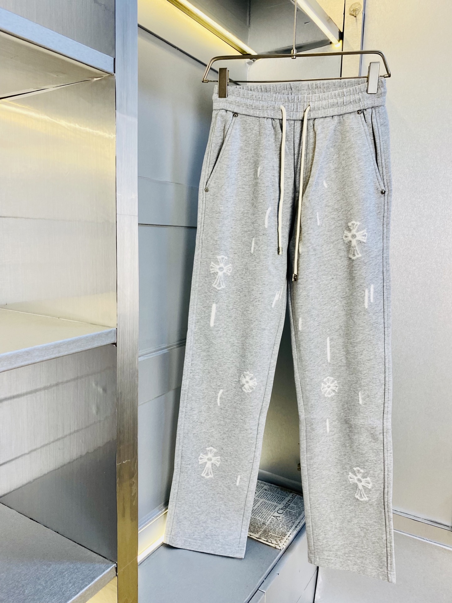 NO:597516,The original item from the official website can wear 210 pounds Chrome Hearts, simple and fashionable, autumn and winter casual pants, sweatpants, elastic pants, straight-leg pants, very comfortable to wear, low-key yet luxurious, very classy to wear, no need to say much about the pants style and tailoring, the upper body is exquisite and vivid. Real first-class top quality materials. Truly top-grade casual pants and elastic pants, using Turkish cotton to produce the most famous denim fabric. The quality is outstanding, and the pants are very soft after heavy washing!  The straight-leg version is not picky, the upper body is absolutely stylish, the expert design is extremely luxurious. Size: M-3XL,,chrome hearts,chrome hearts,alexander wang19860909官网原单货 可穿210斤克罗心Chrome Hearts简约时尚 秋冬款休闲裤卫裤松紧裤直筒裤长裤身穿着非常舒适 低调不失奢华 穿出去非常有档次,裤型款式和裁剪亦无需多言 上身精致跃然.真正一等一顶级质料 真正殿堂级的休闲裤松紧裤,选用土耳其的棉花 生产出最有名的单宁布 品质卓然,经过重水洗使得裤子很柔软！直脚的版型 不挑人 上身绝对的有型 达人设计 极度奢华.码数:M-3XL,,chrome hearts,chrome hearts,alexander wang,Men's clothing