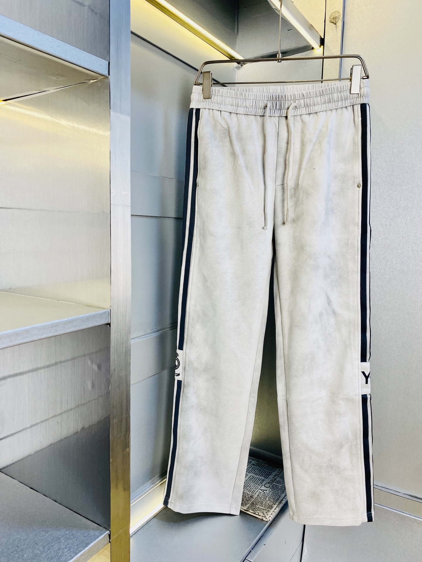 NO:597519,The original item from the official website can wear 210 pounds Y-3 y3 simple and fashionable autumn and winter casual pants, sweatpants, elastic pants, straight-leg trousers, very comfortable to wear, low-key yet luxurious, very classy to wear, and the style and cut of the pants need no introduction. The upper body is exquisite and vivid. Really first-class top quality materials. Really top-grade casual pants and elastic pants, using Turkish cotton to produce the most famous denim fabric. The quality is outstanding, and the pants are very soft after heavy washing!  The straight-leg version is not picky, the upper body is absolutely stylish, the expert design is extremely luxurious. Size: M-3XL,,alexander wang19860909官网原单货 可穿210斤Y-3 y3简约时尚 秋冬款休闲裤卫裤松紧裤直筒裤长裤身穿着非常舒适 低调不失奢华 穿出去非常有档次,裤型款式和裁剪亦无需多言 上身精致跃然.真正一等一顶级质料 真正殿堂级的休闲裤松紧裤,选用土耳其的棉花 生产出最有名的单宁布 品质卓然,经过重水洗使得裤子很柔软！直脚的版型 不挑人 上身绝对的有型 达人设计 极度奢华.码数:M-3XL,,alexander wang,Men's clothing