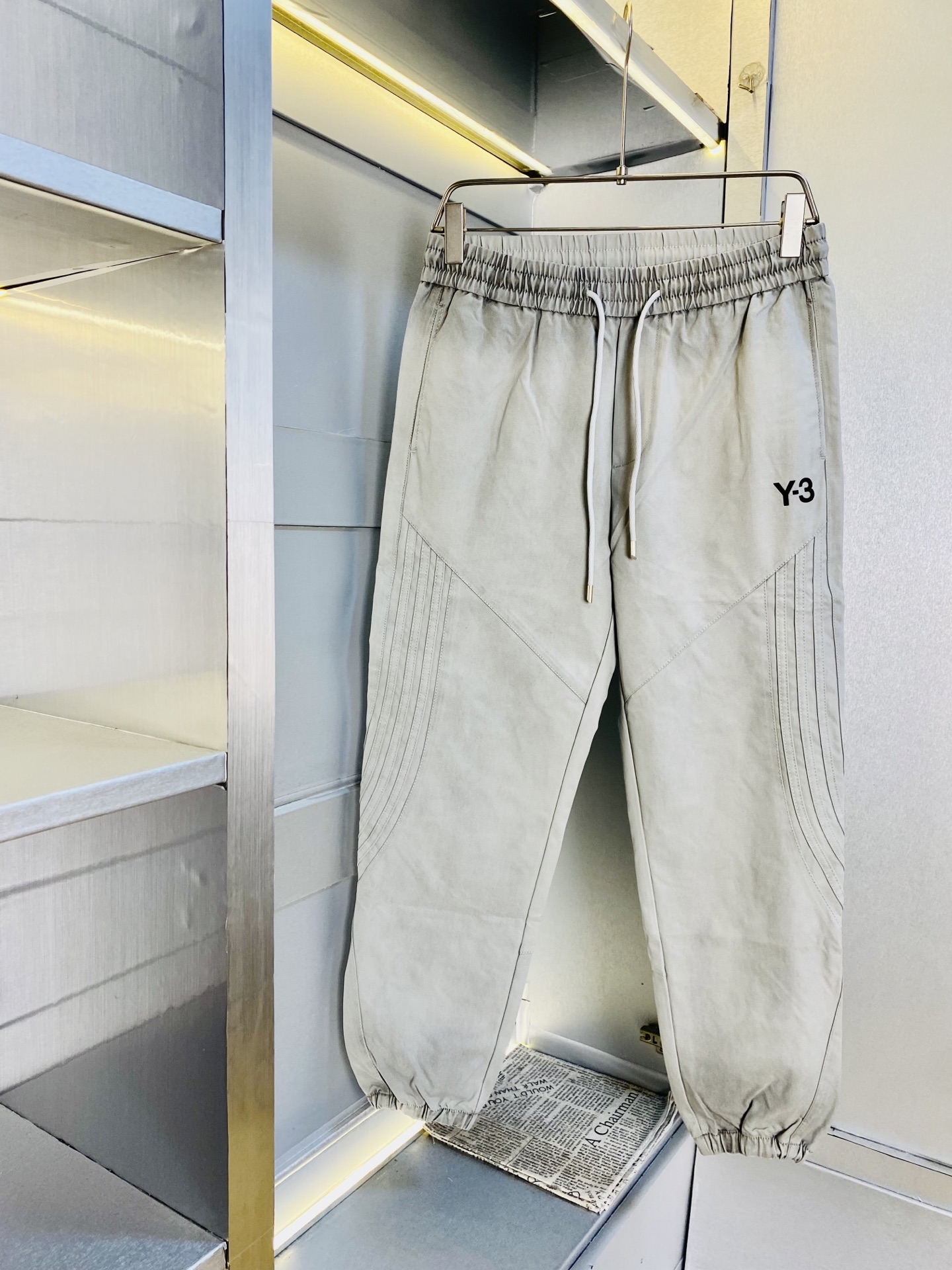 NO:597522,The original item from the official website can wear 210 pounds Y-3 y3 simple and fashionable autumn and winter casual pants, sweatpants, elastic pants, straight-leg pants, leggings, very comfortable to wear, low-key yet luxurious, very classy to wear, no need to say much about the style and cut of the pants, the upper body is exquisite and vivid. Really first-class and top-quality materials. Really palace-level casual pants and elastic pants, using Turkish cotton to produce the most famous denim fabric.  The quality is outstanding, the pants are very soft after heavy washing!  The straight-leg version is not picky, the upper body is absolutely stylish, the expert design is extremely luxurious. Size: M-3XL,,alexander wang19860909官网原单货 可穿210斤Y-3 y3简约时尚 秋冬款休闲裤卫裤松紧裤直筒裤束脚裤身穿着非常舒适 低调不失奢华 穿出去非常有档次,裤型款式和裁剪亦无需多言 上身精致跃然.真正一等一顶级质料 真正殿堂级的休闲裤松紧裤,选用土耳其的棉花 生产出最有名的单宁布 品质卓然,经过重水洗使得裤子很柔软！直脚的版型 不挑人 上身绝对的有型 达人设计 极度奢华.码数:M-3XL,,alexander wang,Men's clothing