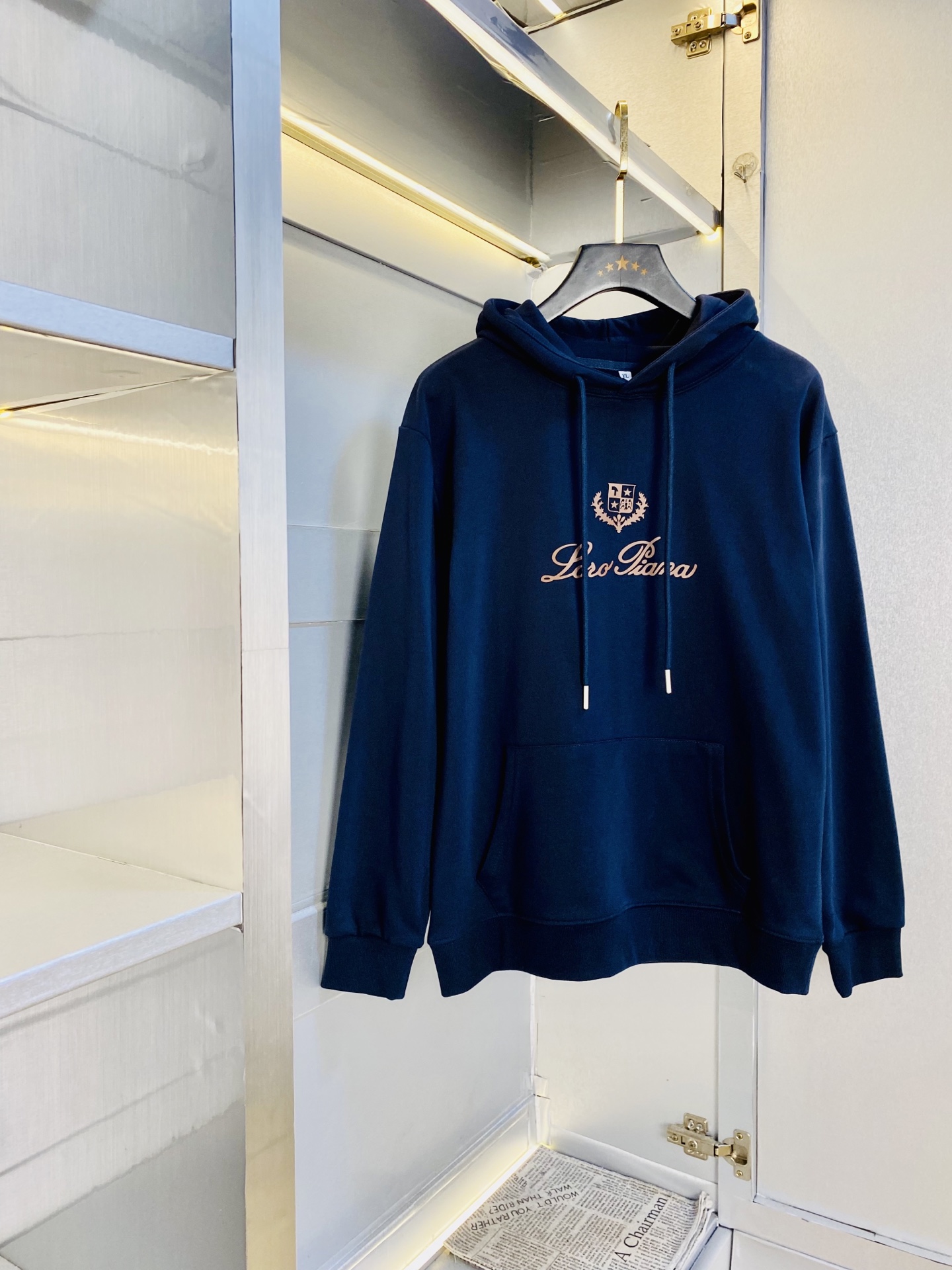 NO:597558,The official website model can be worn for couples weighing 200 pounds. Nuoyoupanya Lp. Original quality. Three complete standards. 2025 latest hooded sweatshirt T-shirt. Selected counter custom-made top imported fabrics. All details are perfectly made and reproduced 1:1. Restore to 100% authentic. Original hardware. High-end customized accessories. Original factory original label. The upper body effect is great!  Size: M-4XL,,loro piana,hoodie,sweatshirts,tees,t-shirt,hats,alexander wang19860909官网款 可穿200斤情侣款 诺悠翩雅Lp 原单品质 三标齐全 2025最新款 连帽卫衣T恤 精选专柜订制顶级进口面料 所有细节做工完美1比1复刻 还原正品百分百 原版五金 高端订制辅料 原厂原标 上身效果超赞！码数:M-4XL,,loro piana,hoodie,sweatshirts,tees，t-shirt,hats,alexander wang,Men's clothing