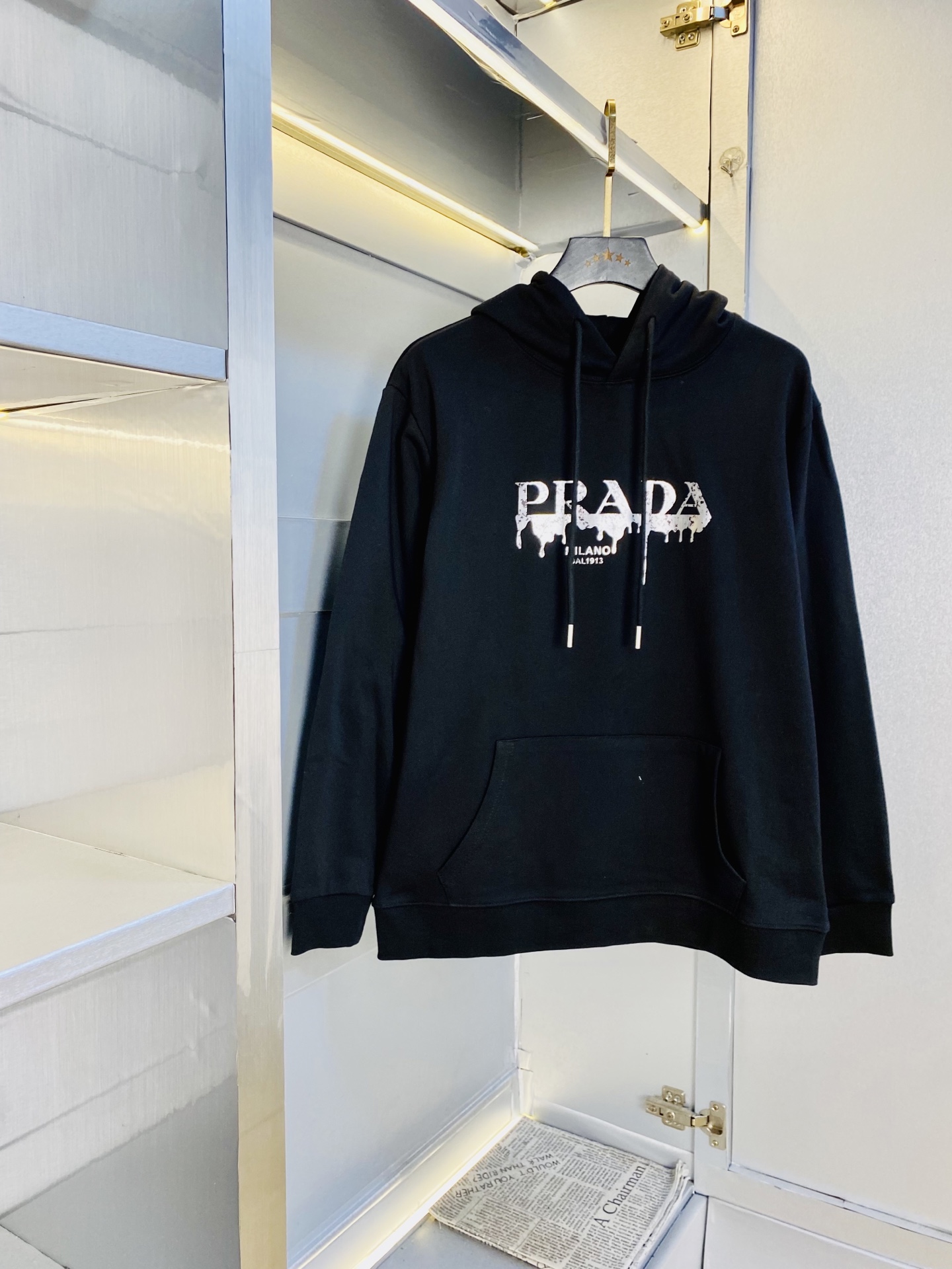 NO:643879,The official website model can be worn for couples weighing 200 pounds. Prada. Original quality. Three complete labels. The latest hooded sweatshirt T-shirt. Selected counter custom-made top imported fabrics. All details are perfectly made and reproduced 1:1. Restore to 100% authentic. Original hardware. High-end customized accessories. Original factory original label. The upper body effect is great!  Size: M-4XL,,prada,prada,hoodie,sweatshirts,tees,t-shirt,hats,alexander wang19860909官网款 可穿200斤情侣款 普拉达Prada 原单品质 三标齐全 最新款 连帽卫衣T恤 精选专柜订制顶级进口面料 所有细节做工完美1比1复刻 还原正品百分百 原版五金 高端订制辅料 原厂原标 上身效果超赞！码数:M-4XL,,prada,prada,hoodie,sweatshirts,tees，t-shirt,hats,alexander wang,Men's clothing