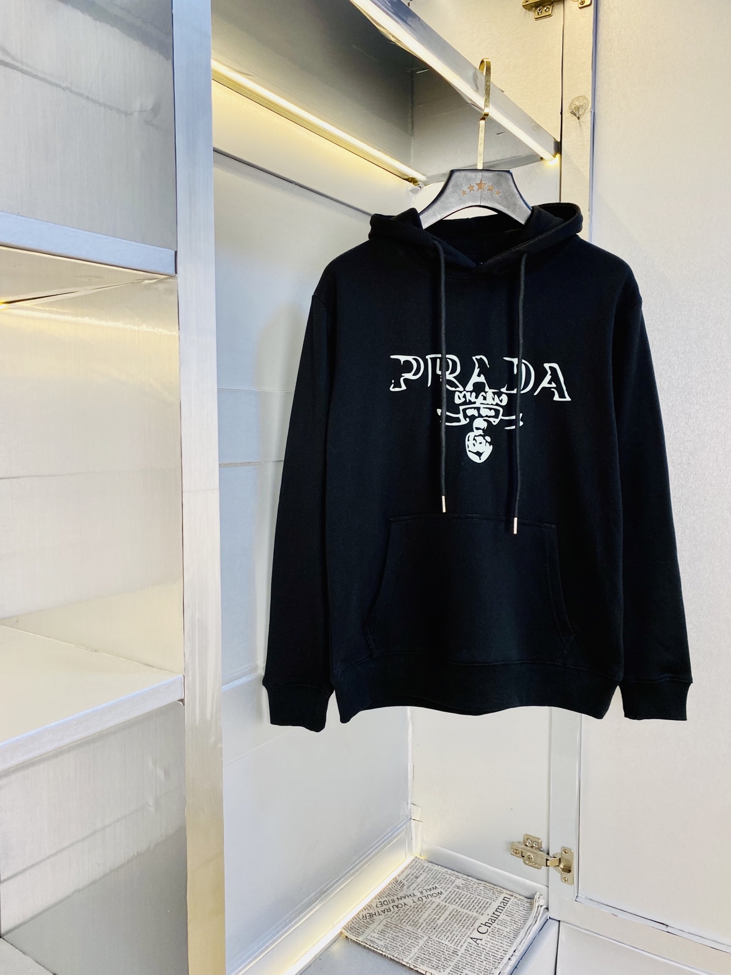 NO:597564,Official website model. Can be worn for couples weighing 200 pounds. Prada. Original quality. Three complete labels. 2025 latest hooded sweatshirt T-shirt. Selected counter custom-made top imported fabrics. All details are perfect and 1:1 reproduced. 100% authentic. Original hardware. High-end customized accessories. Original factory label. The upper body effect is great!  Size: M-4XL,,prada,prada,hoodie,sweatshirts,tees,t-shirt,hats,alexander wang19860909官网款 可穿200斤情侣款 普拉达Prada 原单品质 三标齐全 2025最新款 连帽卫衣T恤 精选专柜订制顶级进口面料 所有细节做工完美1比1复刻 还原正品百分百 原版五金 高端订制辅料 原厂原标 上身效果超赞！码数:M-4XL,,prada,prada,hoodie,sweatshirts,tees，t-shirt,hats,alexander wang,Men's clothing