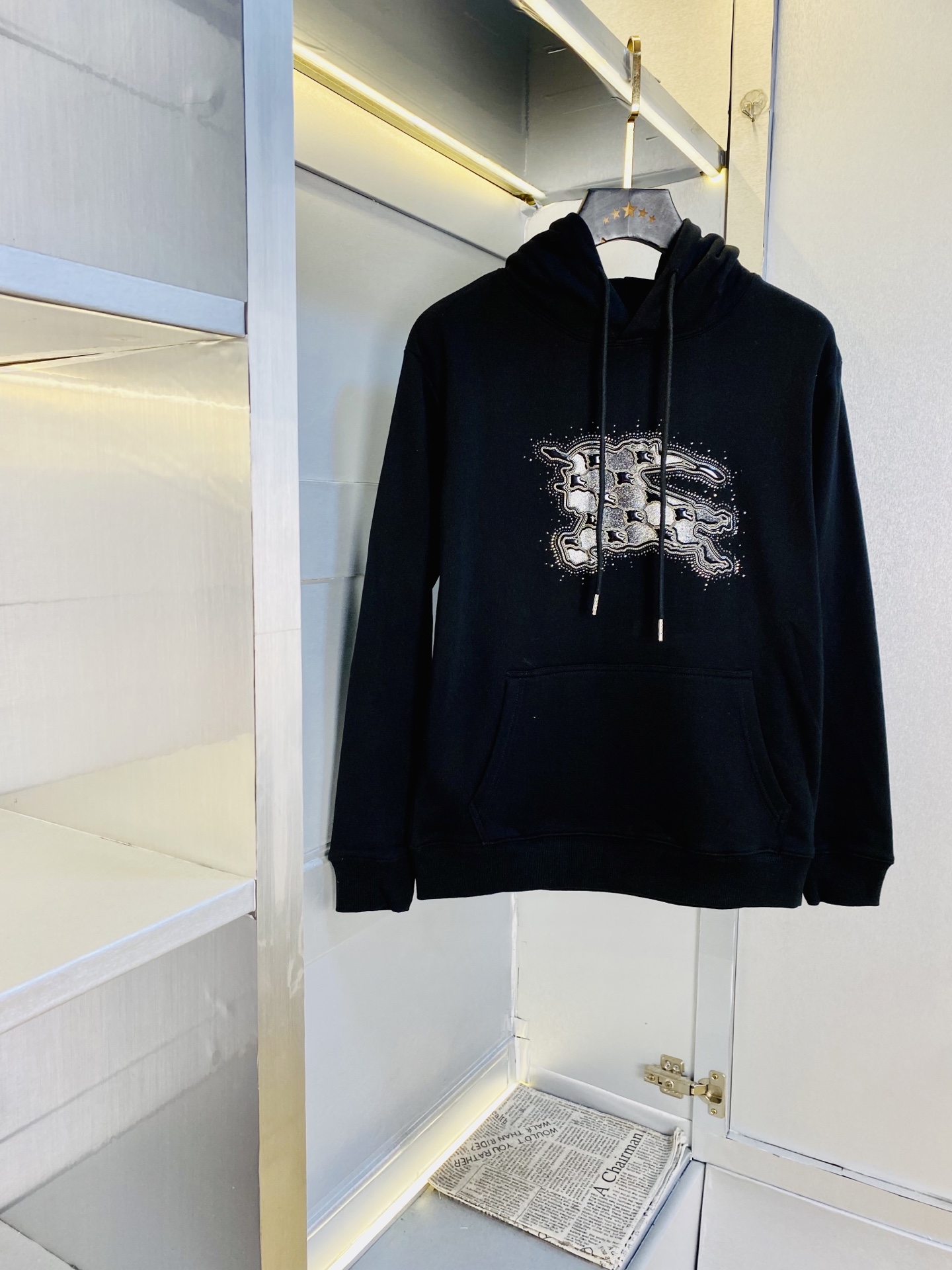 NO:596686,The official website model can be worn for couples weighing 200 pounds. Burberry. Original quality. Three complete labels. The latest hooded sweatshirt and T-shirt. Selected counter custom-made top imported fabrics. All details are perfectly crafted and reproduced 1:1. Restore to 100% authentic. Original hardware. High-end customized accessories. Original factory labels. The upper body effect is great!  Size: M-4XL,,burberry,burberry,hoodie,sweatshirts,tees,t-shirt,hats,alexander wang19860909官网款 可穿200斤情侣款 巴宝莉Burberry 原单品质 三标齐全 最新款 连帽卫衣T恤 精选专柜订制顶级进口面料 所有细节做工完美1比1复刻 还原正品百分百 原版五金 高端订制辅料 原厂原标 上身效果超赞！码数:M-4XL,,burberry,burberry,hoodie,sweatshirts,tees，t-shirt,hats,alexander wang,Men's clothing