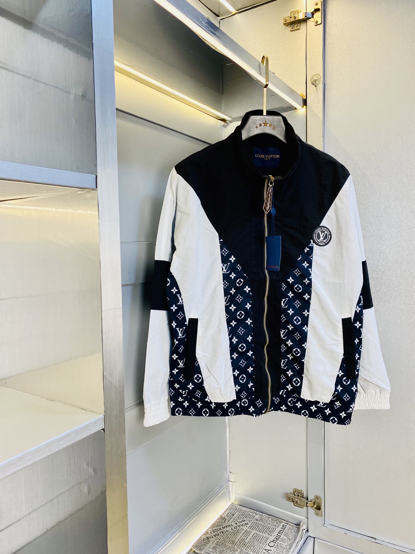 NO:684430,The original item from the official website can wear 200 pounds of Louis Vuitton Lv 2025 autumn style!  New coat, jacket and windproof coat. High version and high quality. The original fabric is the same as that of Internet celebrity stars. Customized hardware and accessories. Very comfortable. A super versatile and good-looking coat. Not the ordinary version in the market. Compare at will. Quality is absolutely guaranteed. Color pictures and colors. Sizes M-3XL, Louis vuitton, Louis vuitton, jackets & coats, jackets & coats,19860909官网原单货 可穿200斤路易威登Lv 2025秋款！新款外套夹克防风衣 高版本高品质 原版面料网红明星同款 开模定制五金辅料 感非常舒服 超级百搭好看的一款外套 非市场普通版本 随意对比 品质绝对保证 颜色图色 尺码M-3XL,,louis vuitton,louis vuitton,jackets & coats,jackets & coats,,Men's clothing