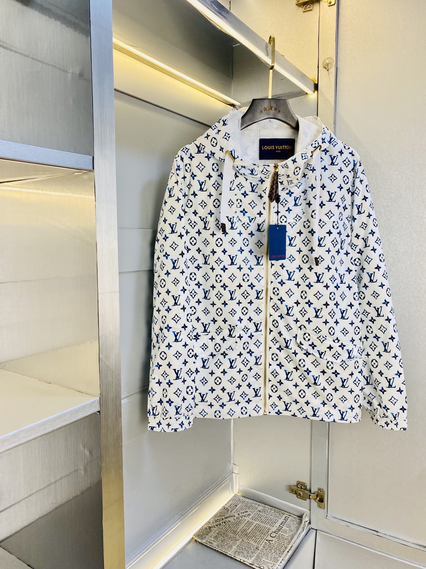 NO:684452,The original item from the official website can wear 200 pounds of Louis Vuitton Lv 2025 autumn style!  New coat, jacket and windproof coat. High version and high quality. The original fabric is the same as that of Internet celebrity stars. Customized hardware and accessories. Very comfortable. A super versatile and good-looking coat. Not the ordinary version in the market. Compare at will. Quality is absolutely guaranteed. Color pictures and colors. Sizes M-3XL, Louis vuitton, Louis vuitton, jackets & coats, jackets & coats,19860909官网原单货 可穿200斤路易威登Lv 2025秋款！新款外套夹克防风衣 高版本高品质 原版面料网红明星同款 开模定制五金辅料 感非常舒服 超级百搭好看的一款外套 非市场普通版本 随意对比 品质绝对保证 颜色图色 尺码M-3XL,,louis vuitton,louis vuitton,jackets & coats,jackets & coats,,Men's clothing