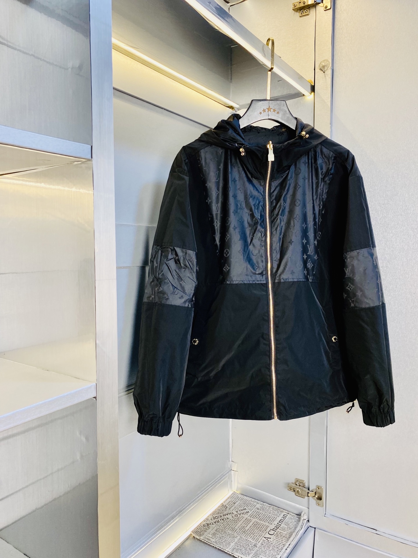 NO:598729,Reversible!  The original item from the official website can wear 200 pounds of Louis Vuitton Lv 2025 autumn style!  New coat, jacket and windproof coat. High version and high quality. The original fabric is the same as that of Internet celebrity stars. Mold customization of hardware and accessories. Very comfortable. A super versatile and good-looking coat. Not a common version in the market. Compare at will. Quality is absolutely guaranteed. Color pictures and colors. Sizes M-3XL, Louis vuitton, Louis vuitton, jackets & coats, jackets & coats, alexander wang19860909双面穿！ 官网原单货 可穿200斤路易威登Lv 2025秋款！新款外套夹克防风衣 高版本高品质 原版面料网红明星同款 开模定制五金辅料 感非常舒服 超级百搭好看的一款外套 非市场普通版本 随意对比 品质绝对保证 颜色图色 尺码M-3XL,,louis vuitton,louis vuitton,jackets & coats,jackets & coats,alexander wang,Men's clothing