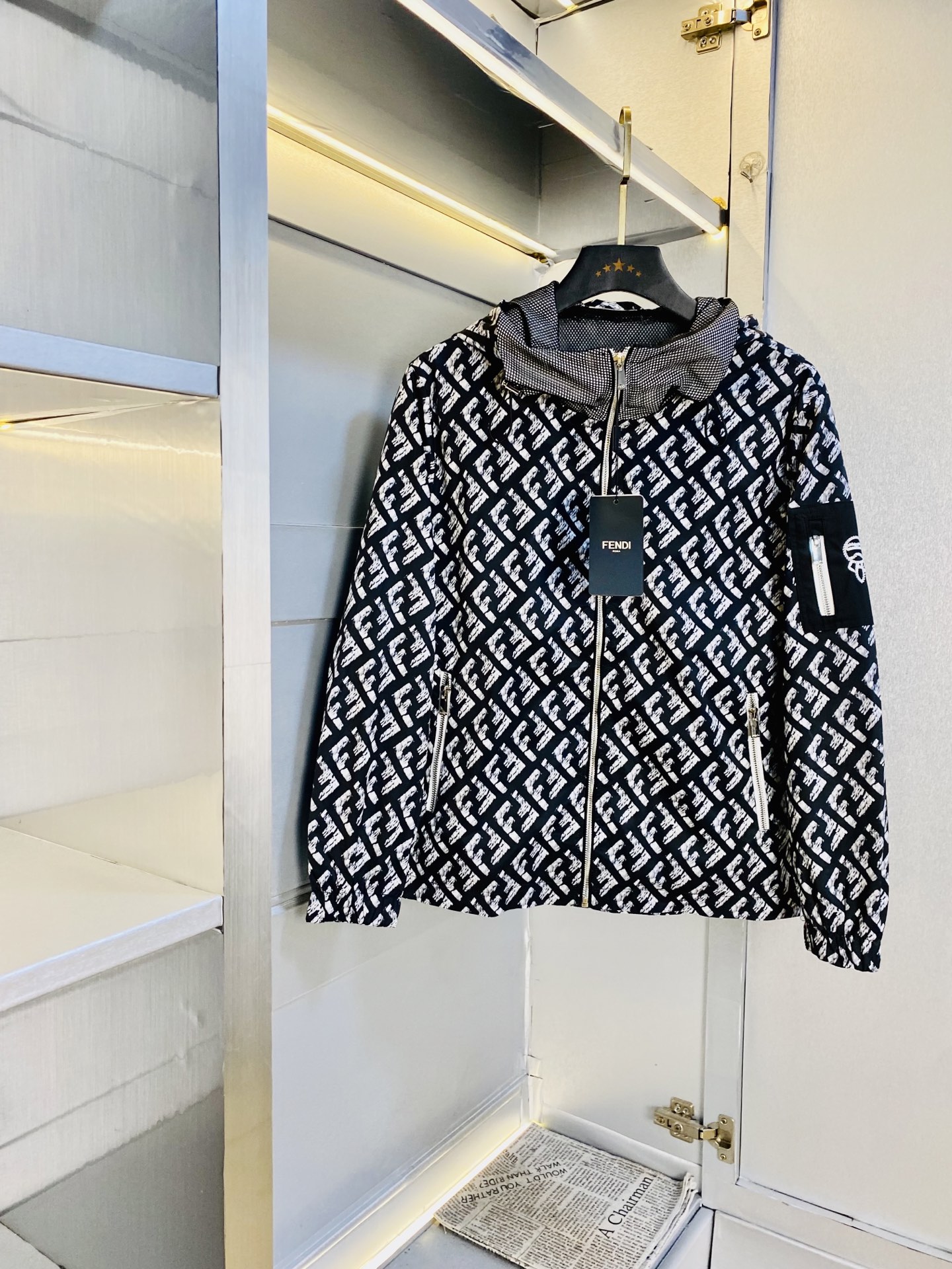 NO:598735,The original item from the official website can wear 200 pounds of Fendi 2025 autumn style!  New coat, jacket and windproof coat. High version and high quality. The original fabric is the same as that of Internet celebrity stars. Mold customization of hardware and accessories. Very comfortable. Super versatile and good-looking coat. Not a common version in the market. Compare at will. Quality is absolutely guaranteed. Color pictures and colors. Sizes M-3XL,,fendi,fendi,jackets & coats,jackets & coats,alexander wang19860909官网原单货 可穿200斤芬迪Fendi 2025秋款！新款外套夹克防风衣 高版本高品质 原版面料网红明星同款 开模定制五金辅料 感非常舒服 超级百搭好看的一款外套 非市场普通版本 随意对比 品质绝对保证 颜色图色 尺码M-3XL,,fendi,fendi,jackets & coats,jackets & coats,alexander wang,Men's clothing