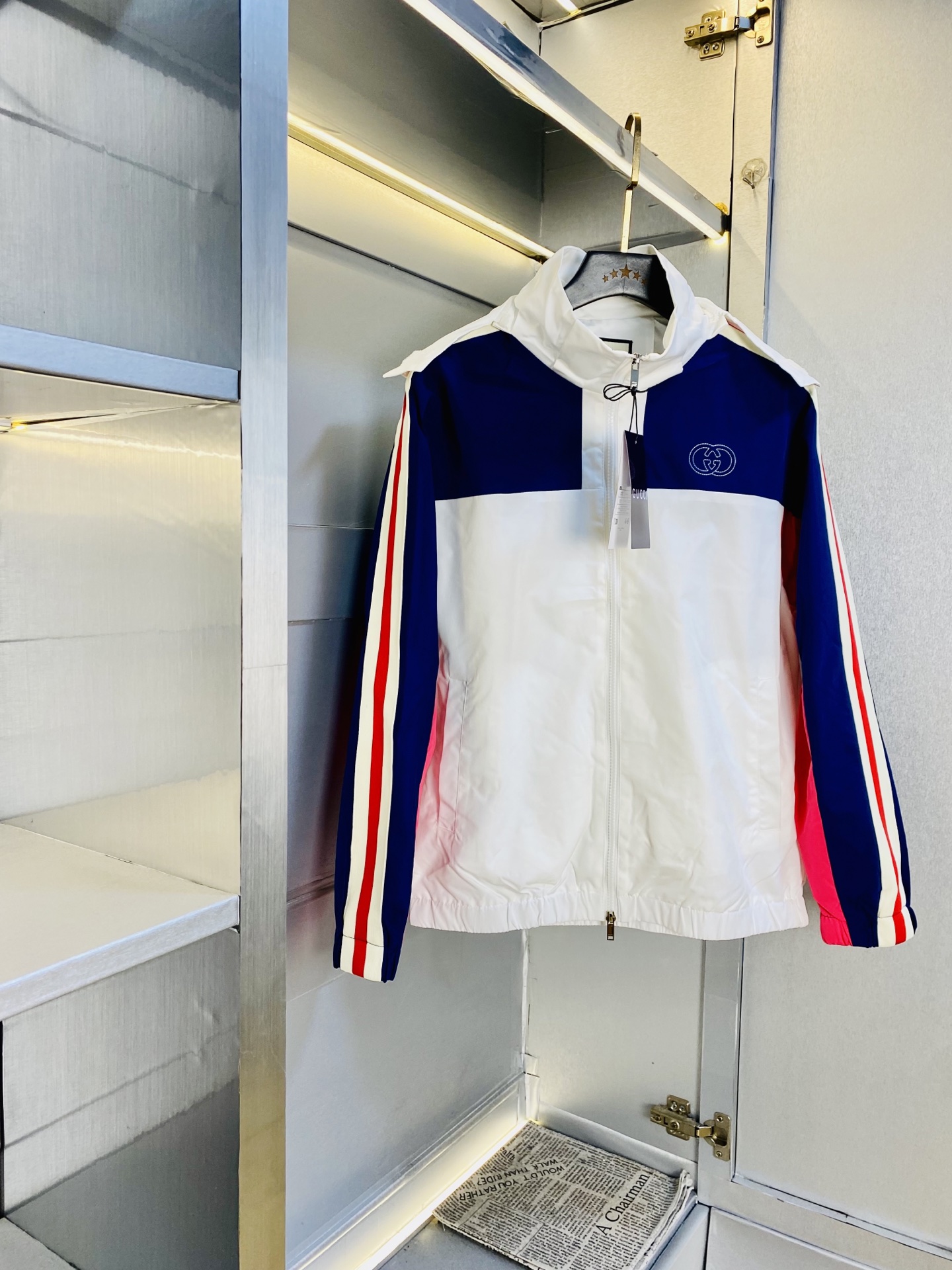 NO:600940,Original item from the official website. Can wear 200 pounds of Gucci 2025 autumn style!  New coat and windbreaker. High version and high quality. The original fabric is the same as that of Internet celebrity stars. Mold customization of hardware accessories. Very comfortable. Super versatile and good-looking coat. Not the ordinary version in the market. Compare at will. Quality is absolutely guaranteed. Color pictures and colors. Sizes M-3XL,,gucci,jackets & coats,jackets & coats,alexander wang19860909官网原单货 可穿200斤古奇Gucci 2025秋款！新款外套夹克防风衣 高版本高品质 原版面料网红明星同款 开模定制五金辅料 感非常舒服 超级百搭好看的一款外套 非市场普通版本 随意对比 品质绝对保证 颜色图色 尺码M-3XL,,gucci,jackets & coats,jackets & coats,alexander wang,Men's clothing