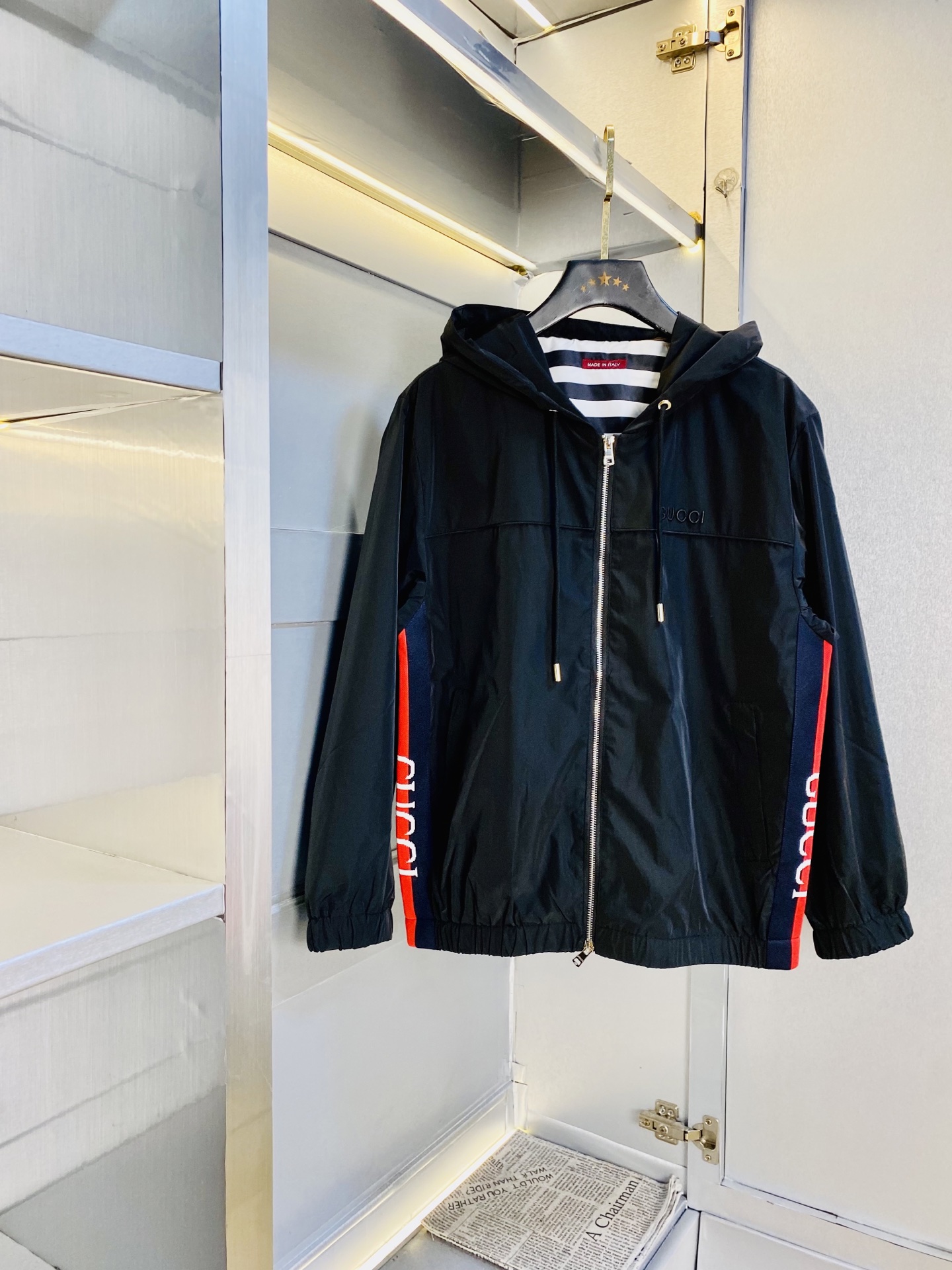 NO:598738,Original item from the official website. Can wear 200 pounds of Gucci 2025 autumn style!  New coat and windbreaker. High version and high quality. The original fabric is the same as that of Internet celebrity stars. Mold customization of hardware accessories. Very comfortable. Super versatile and good-looking coat. Not the ordinary version in the market. Compare at will. Quality is absolutely guaranteed. Color pictures and colors. Sizes M-3XL,,gucci,jackets & coats,jackets & coats,alexander wang19860909官网原单货 可穿200斤古奇Gucci 2025秋款！新款外套夹克防风衣 高版本高品质 原版面料网红明星同款 开模定制五金辅料 感非常舒服 超级百搭好看的一款外套 非市场普通版本 随意对比 品质绝对保证 颜色图色 尺码M-3XL,,gucci,jackets & coats,jackets & coats,alexander wang,Men's clothing