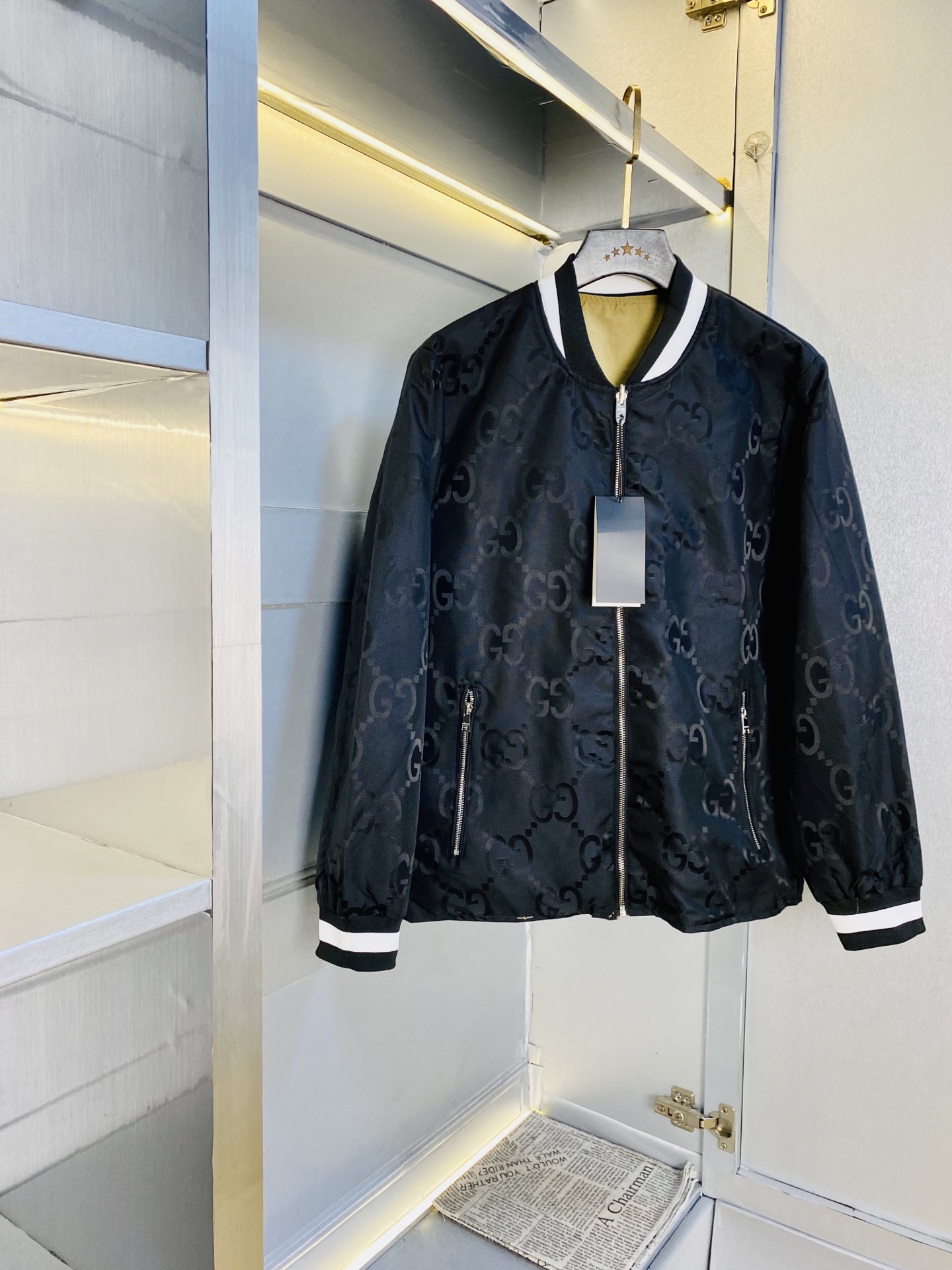 NO:643836,Reversible!  Original item from the official website. Can wear 200 pounds of Gucci autumn style!  New coat and windbreaker. High version and high quality. The original fabric is the same as that of Internet celebrity stars. Mold customization of hardware accessories. Very comfortable. Super versatile and good-looking coat. Not the ordinary version in the market. Compare at will. Quality is absolutely guaranteed. Color pictures and colors. Sizes M-3XL,,gucci,jackets & coats,jackets & coats,alexander wang19860909双面穿！ 官网原单货 可穿200斤古奇Gucci 秋款！新款外套夹克防风衣 高版本高品质 原版面料网红明星同款 开模定制五金辅料 感非常舒服 超级百搭好看的一款外套 非市场普通版本 随意对比 品质绝对保证 颜色图色 尺码M-3XL,,gucci,jackets & coats,jackets & coats,alexander wang,Men's clothing